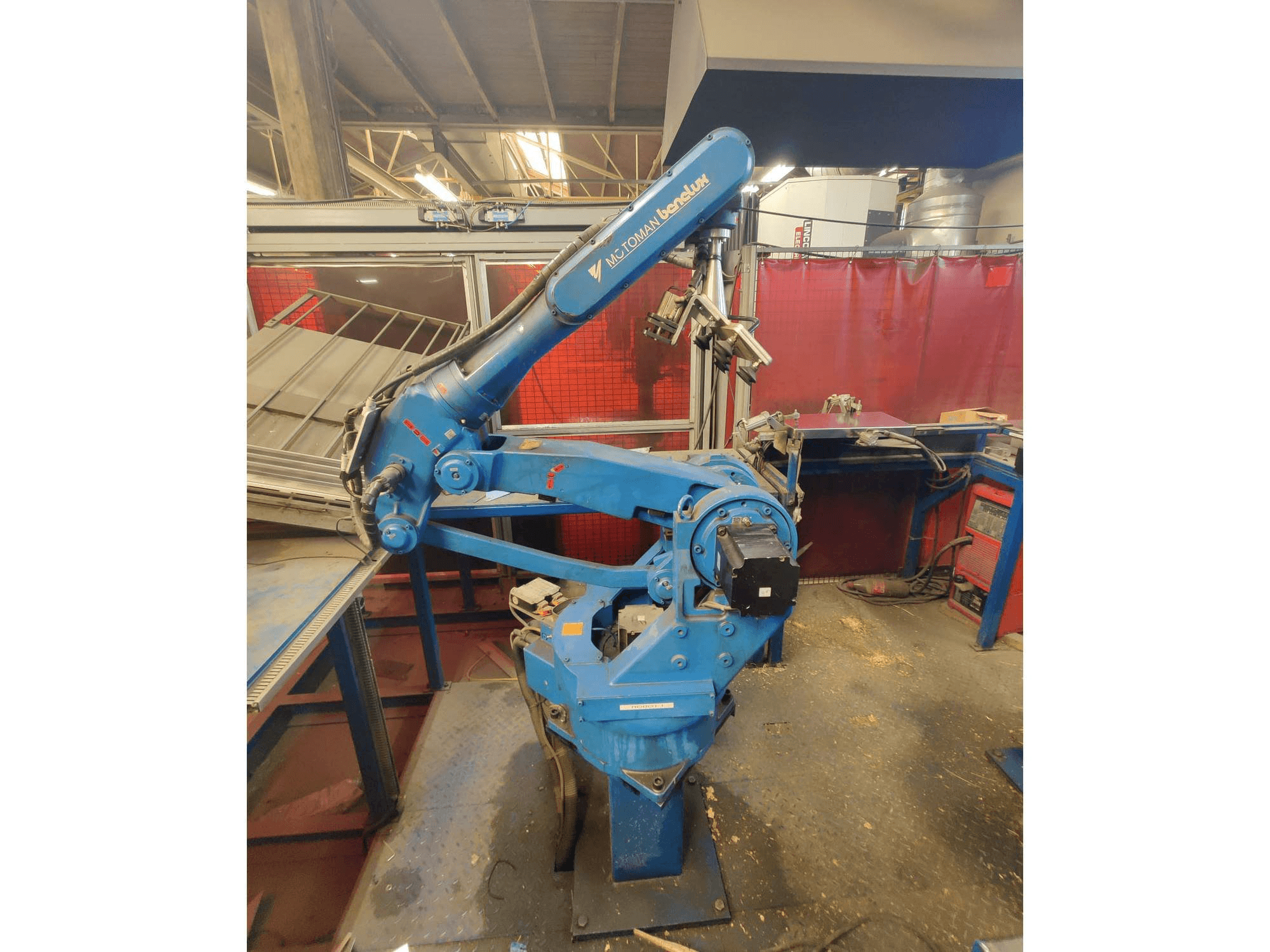 A Yaskawa YR-SK16-C000 gép elölnézete