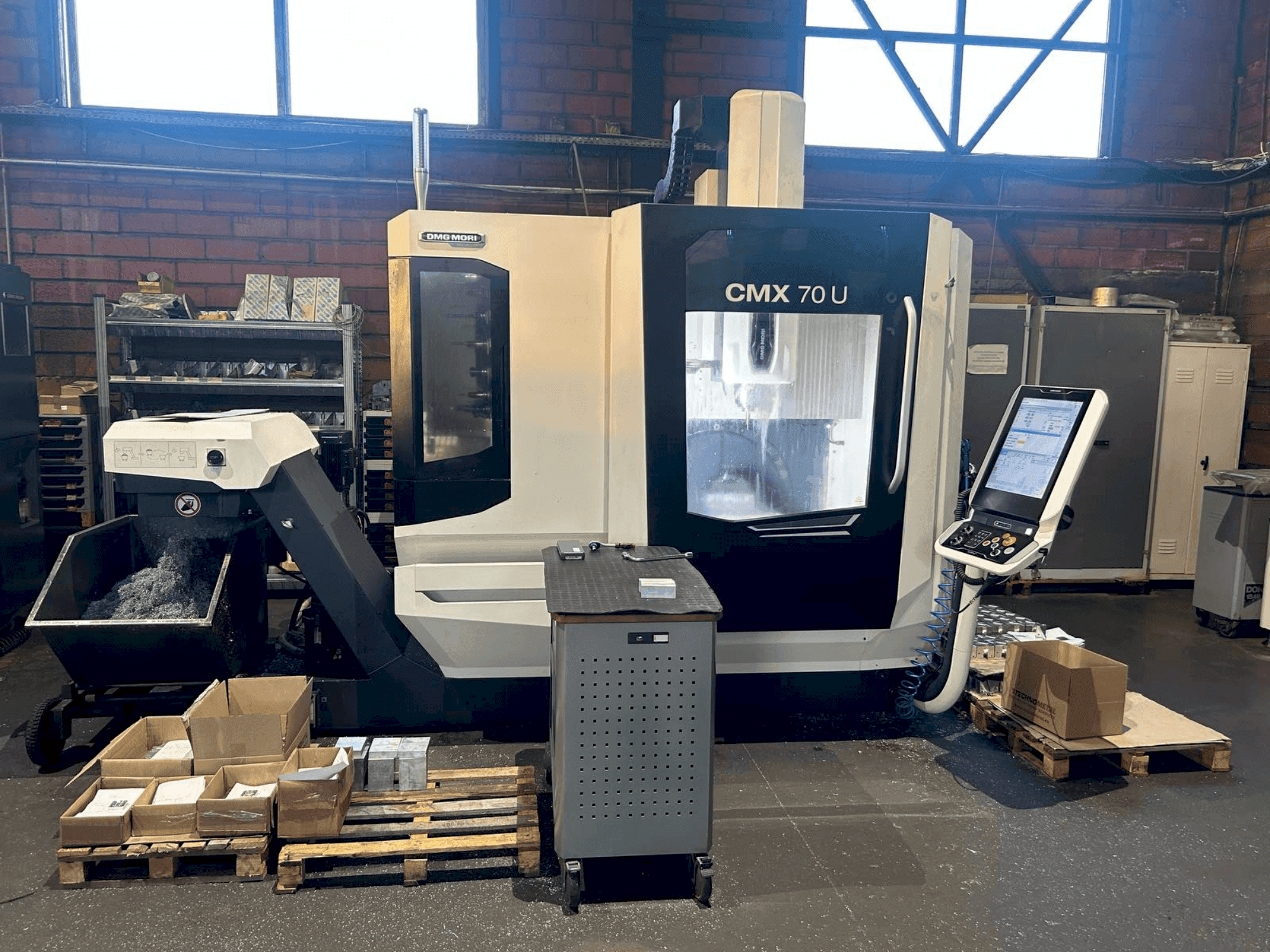 A DMG MORI CMX 70U (2022) gép elölnézete