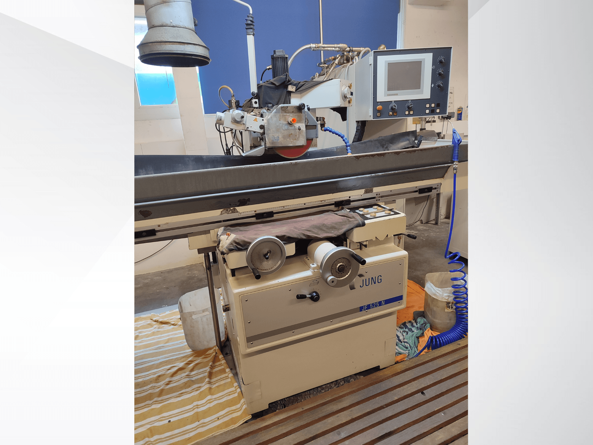 JUNG JF 525 N felületcsiszoló gép, előlnézetben a csiszolótárcsa, a vezérlőpanel és az alap részletei.