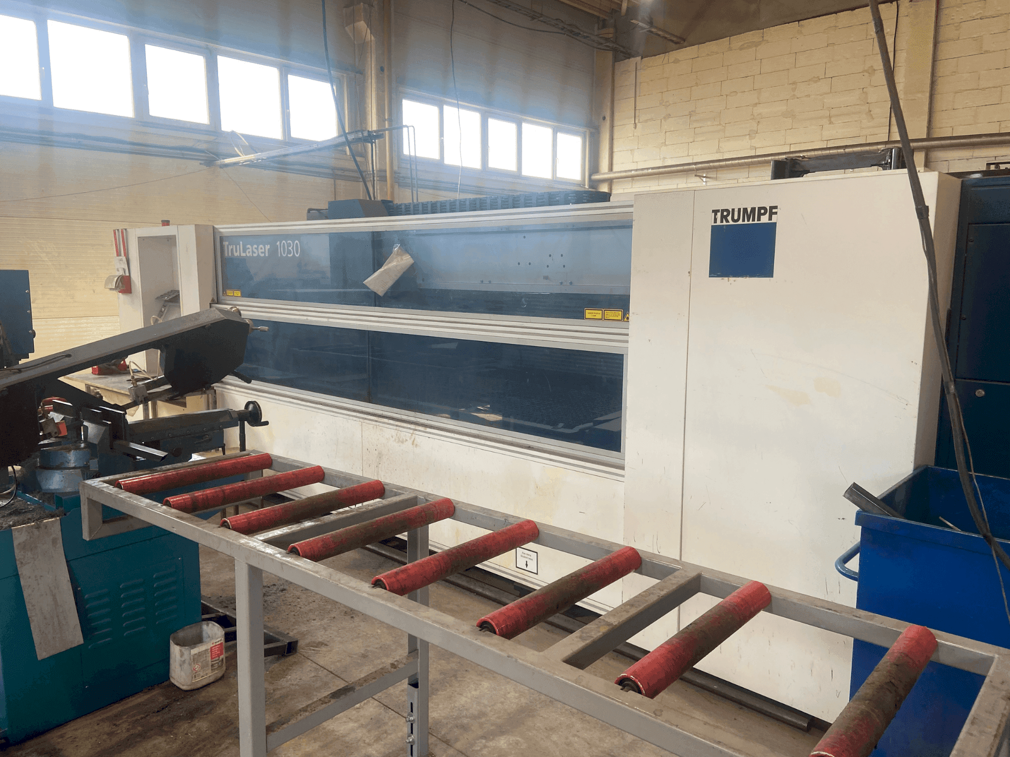 A TRUMPF TruLaser 1030 gép elölnézete