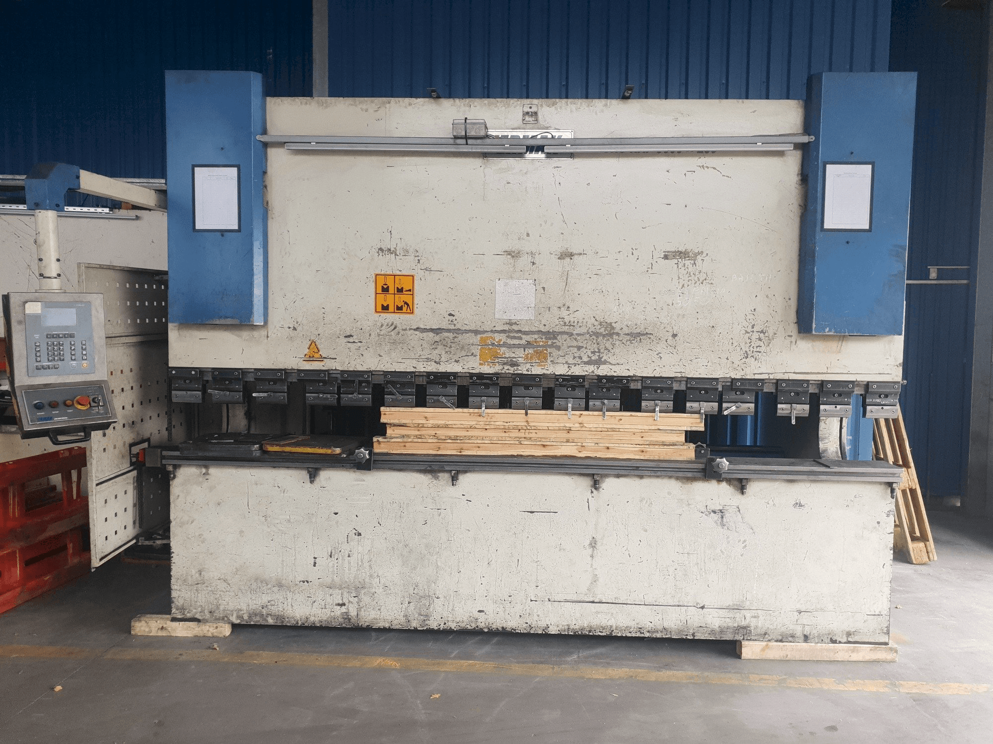 A ERMAK CNCHAP 3600x200 gép elölnézete