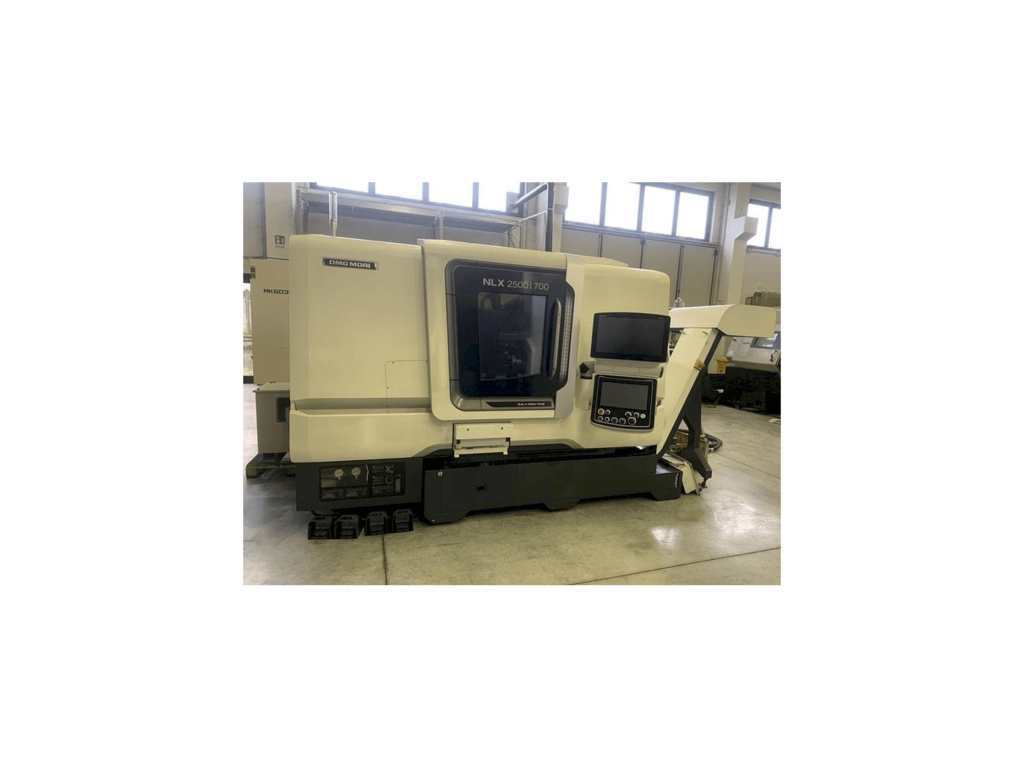 A DMG MORI NLX 2500SY gép elölnézete