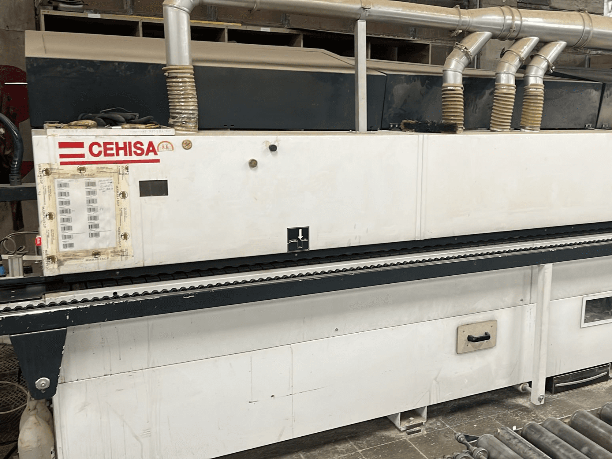 A CEHISA PRO 12 CONCEPT élragasztó gép elölnézetben, a vezérlőpanellel, a porelszívó csövekkel és a szállítószalaggal.