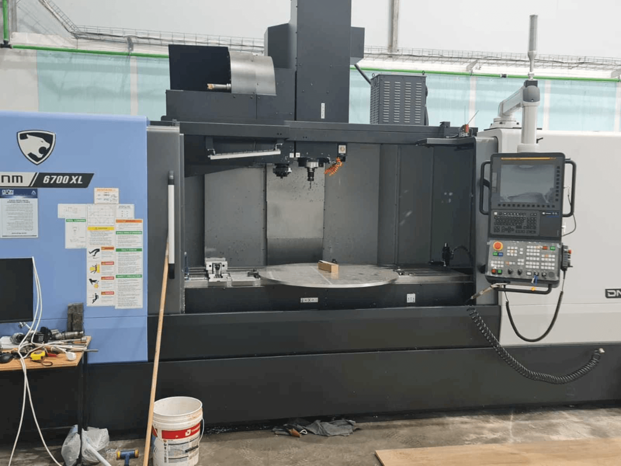 A Doosan DNM 6700 XL gép elölnézete