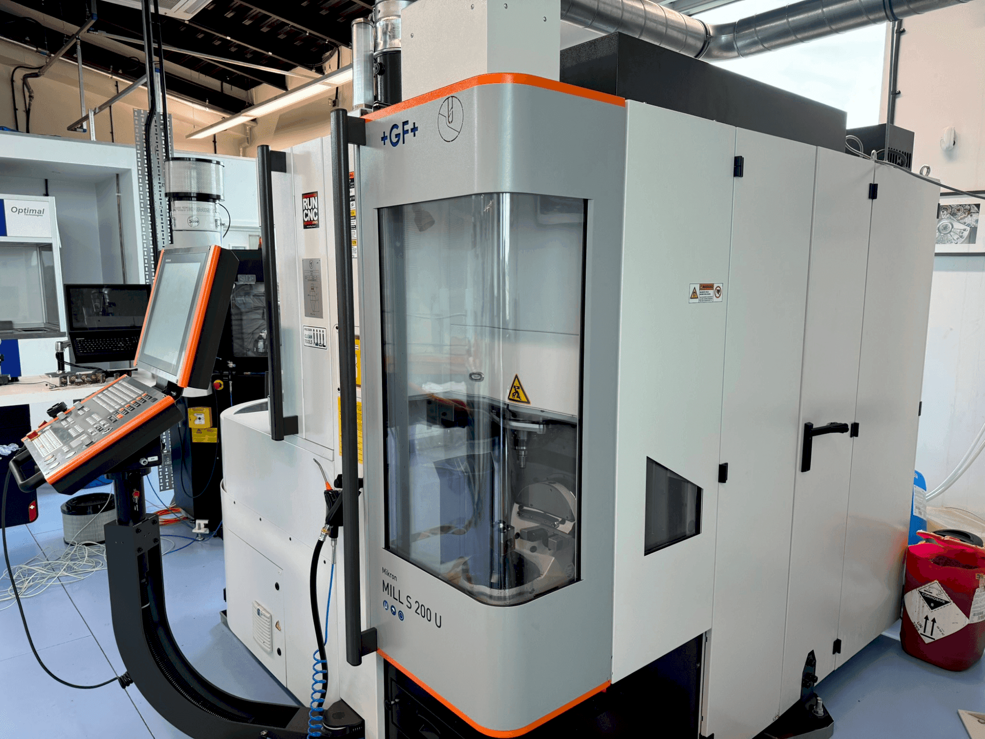 A +GF+ Mikron Mill S 200U gép elölnézete