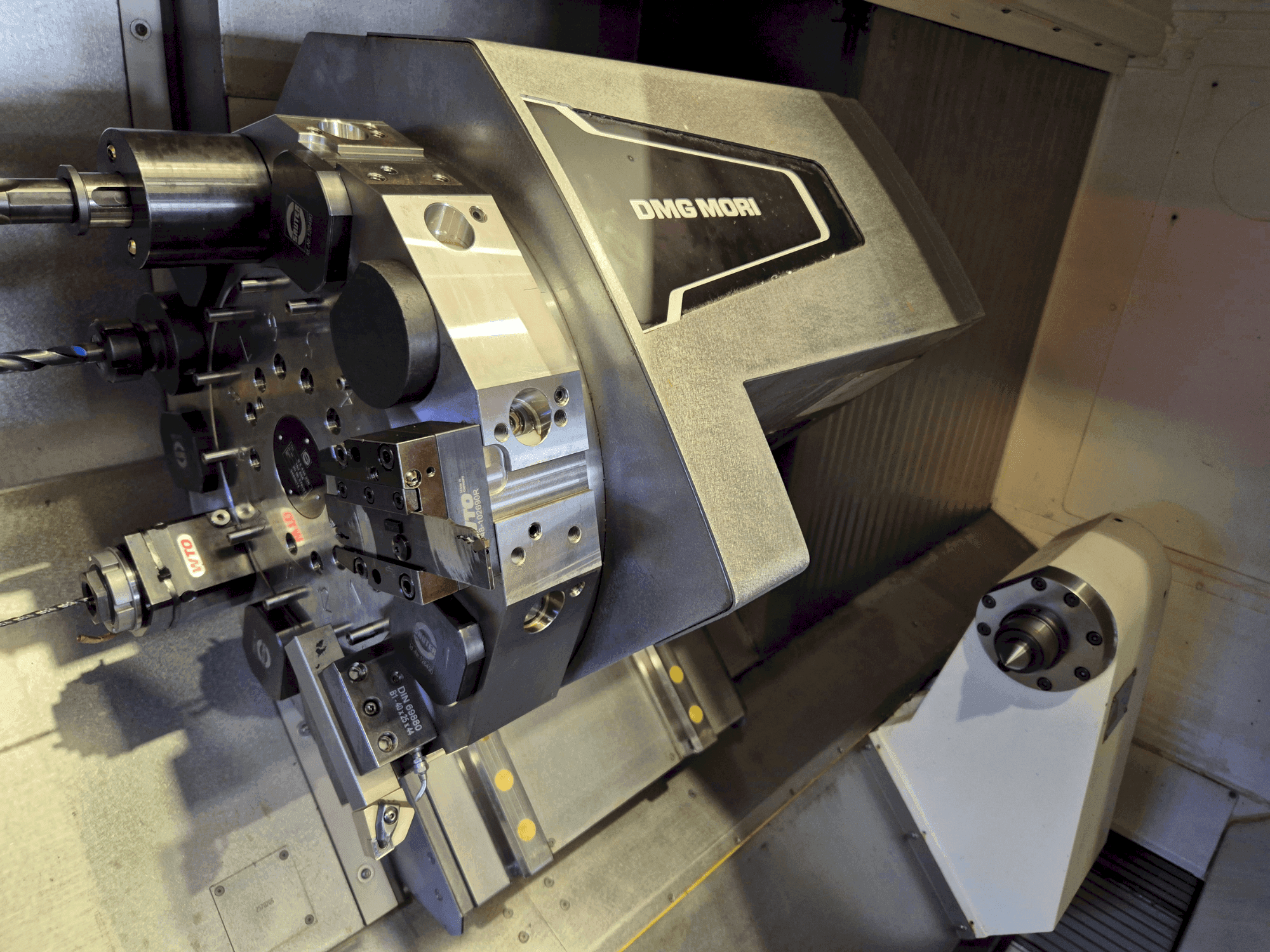 A DMG MORI CLX 550 V4 gép elölnézete