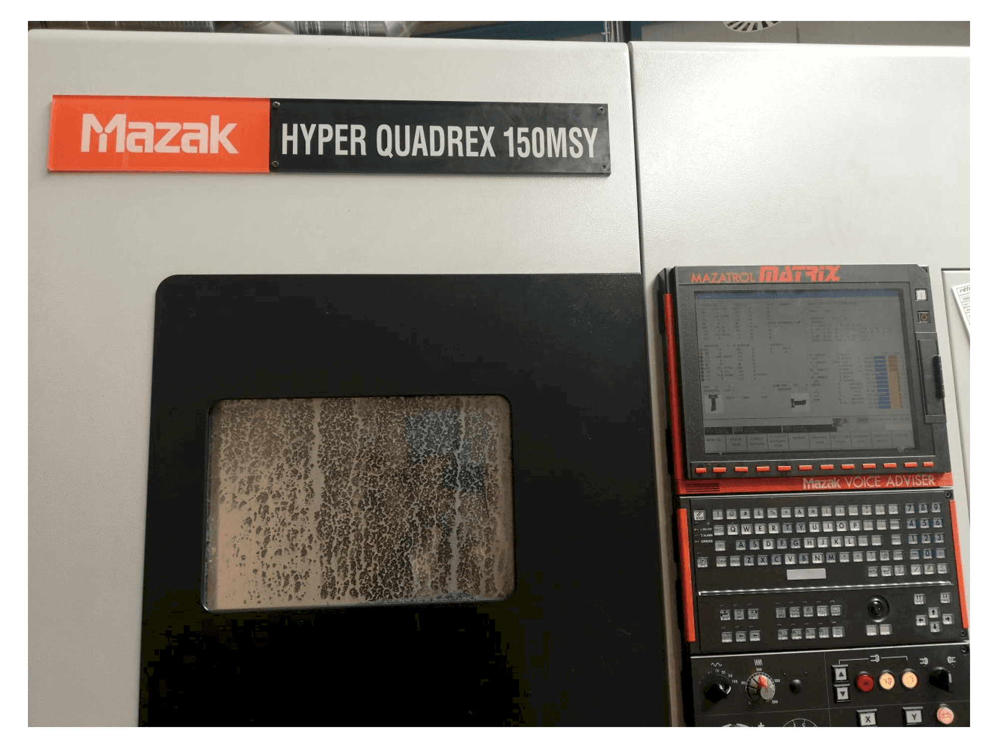 A Mazak HYPER QUADREX 150MSY gép elölnézete