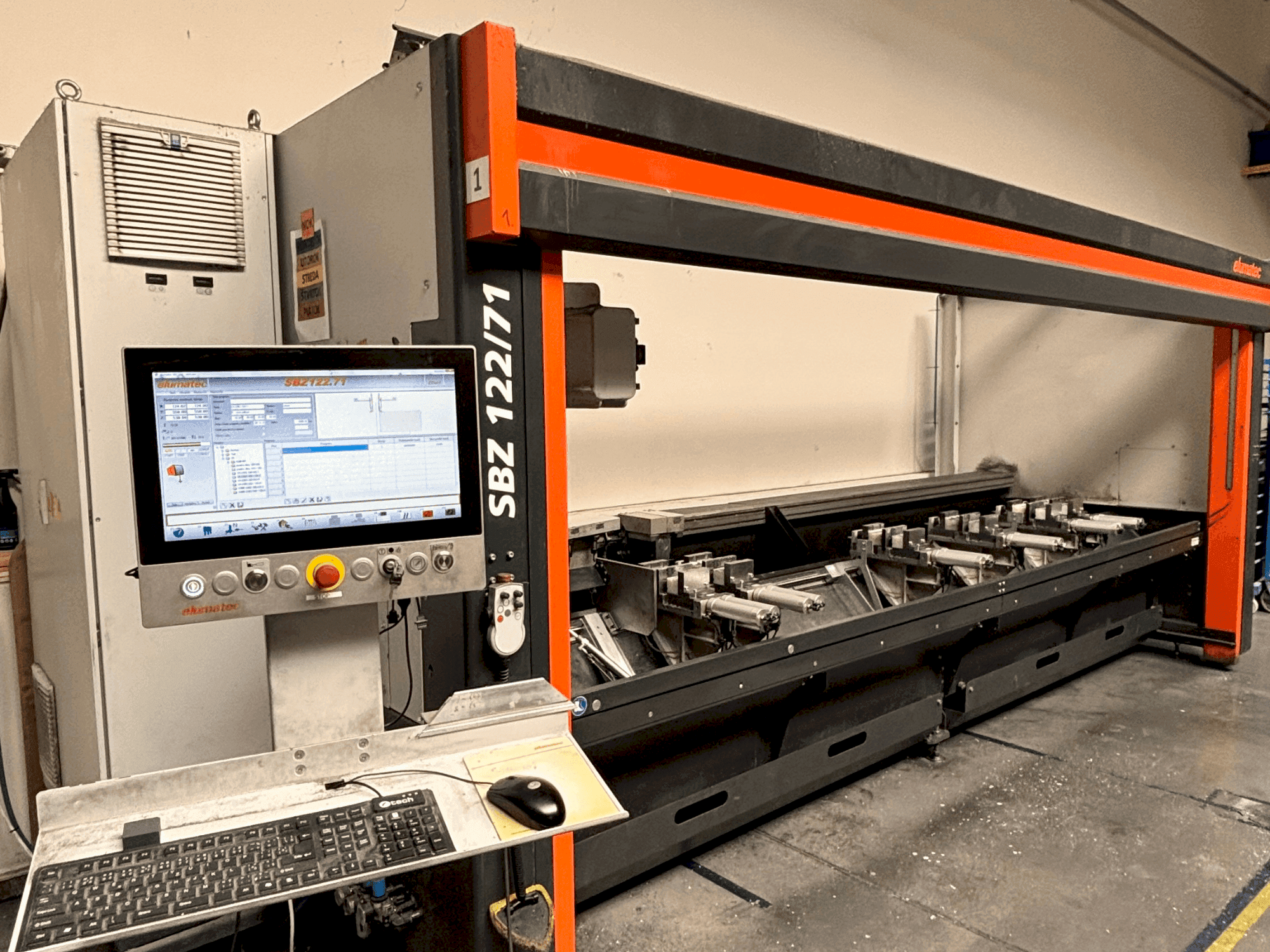 A Elumatec SBZ 122/71 gép elölnézete