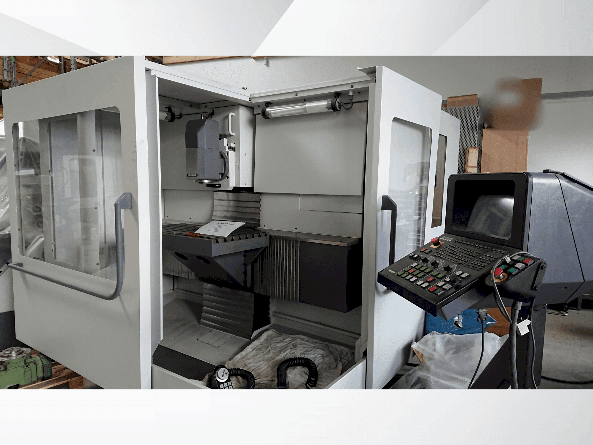 A DECKEL FP4-60T gép elölnézete