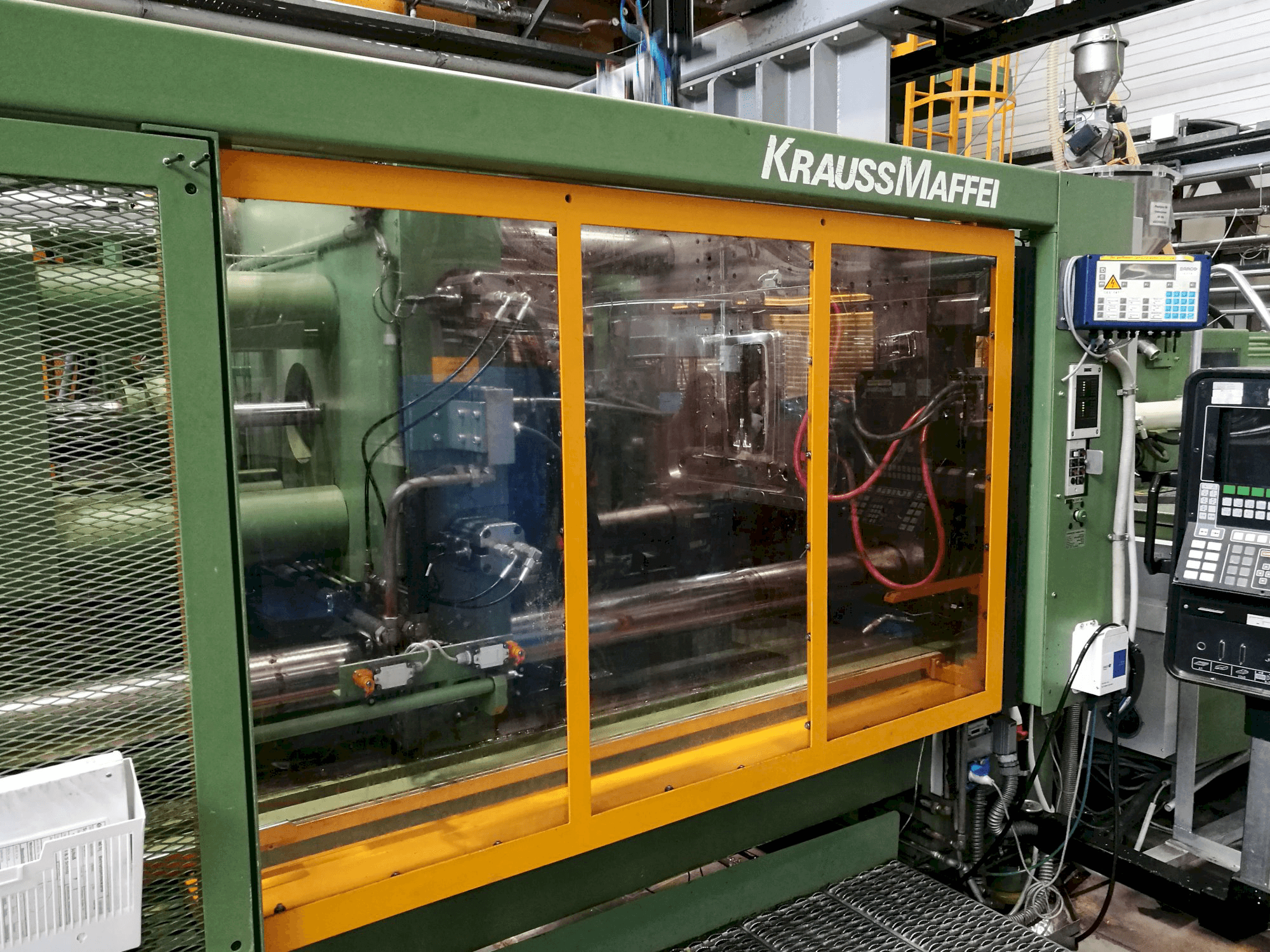 A Krauss Maffei 650-2300 B2 gép bal oldali nézete