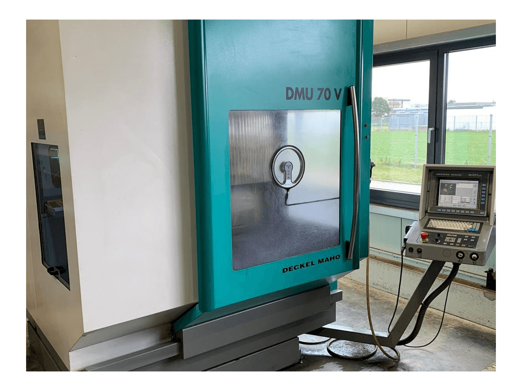 A DECKEL MAHO DMU 70V gép elölnézete