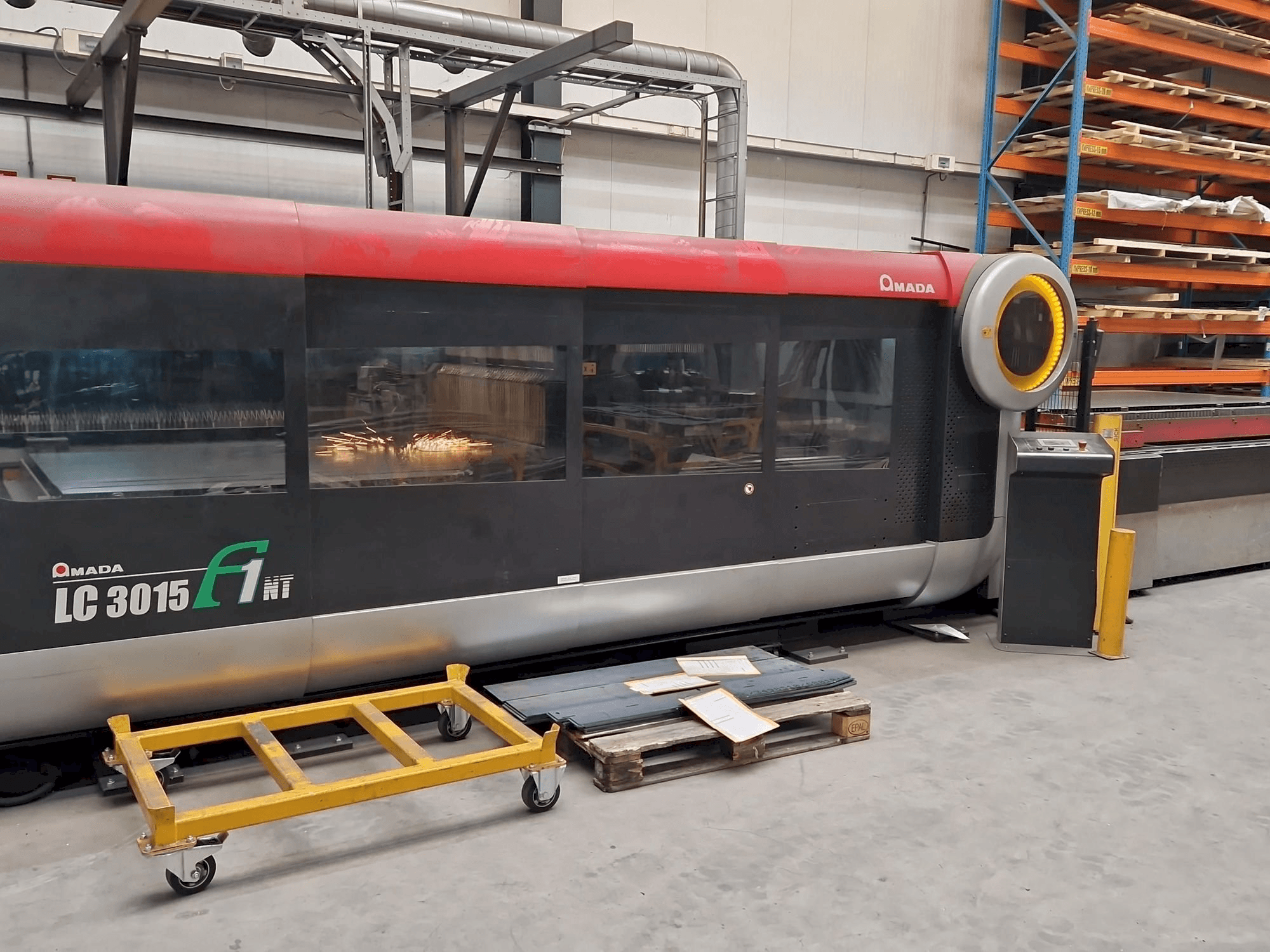 A AMADA LC3015 F1 NT gép elölnézete