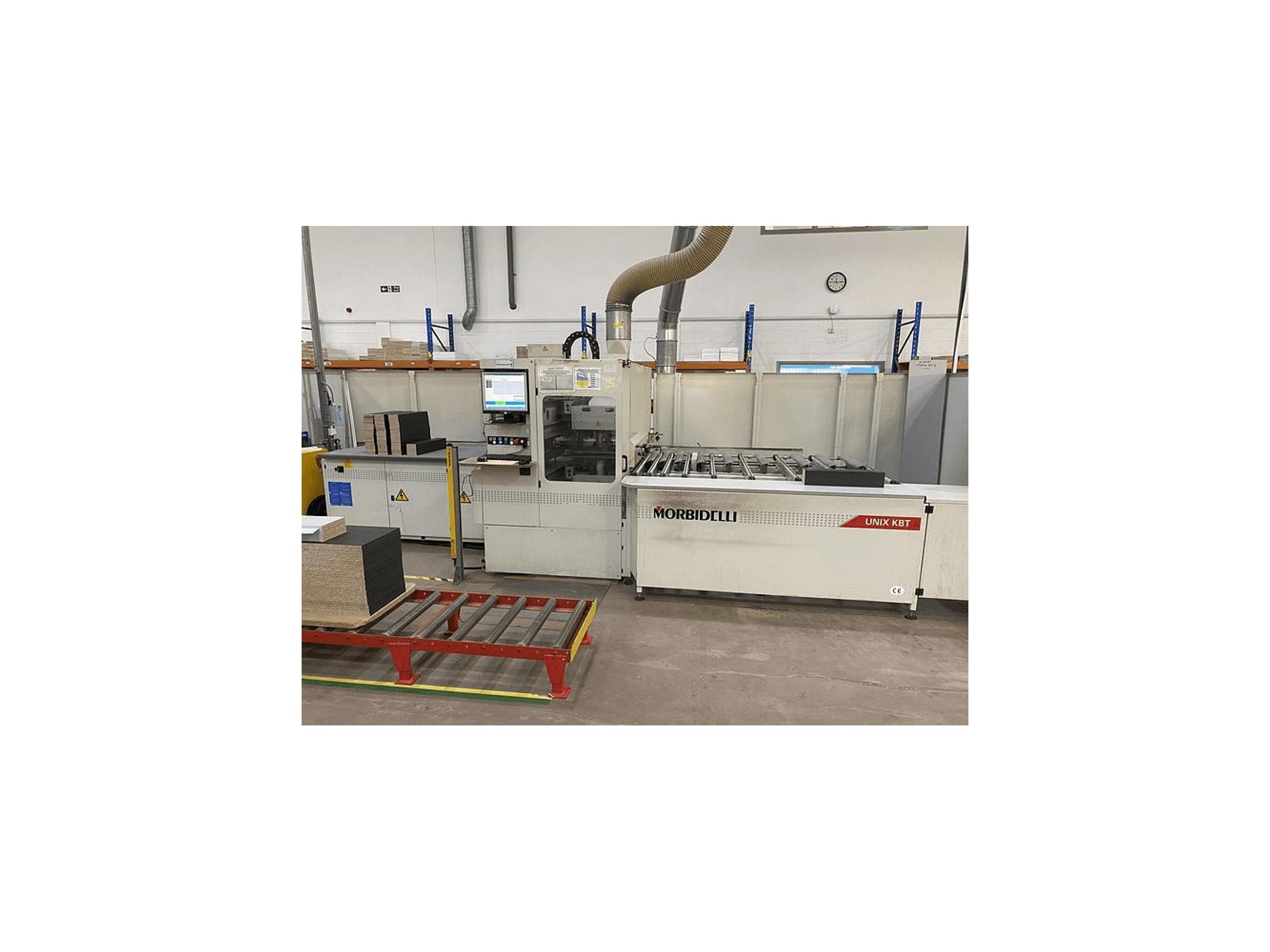 MORbidelli Unix KBT lemezfűrész, elölnézet, látható a vezérlőpanel és a szomszédos kocsin lévő, egymásra helyezett táblák.