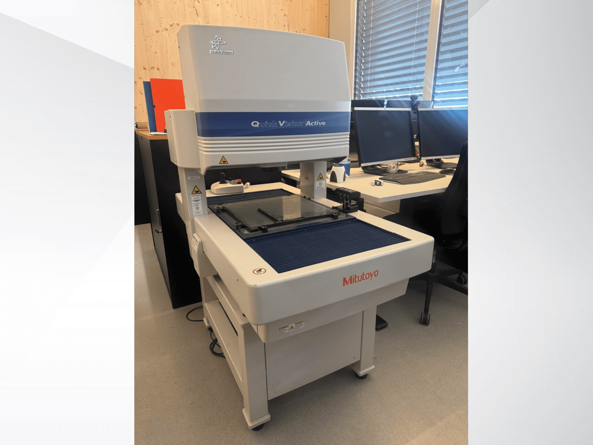 Mitutoyo QV-L404Z1L-D CMM elölnézetben, üveg mérőasztallal és látható, gombokkal ellátott kezelőpanellel.