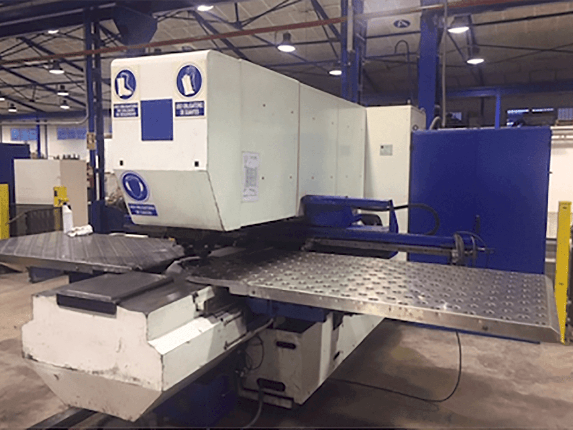 A Trumpf Trumatic 240R gép elölnézete