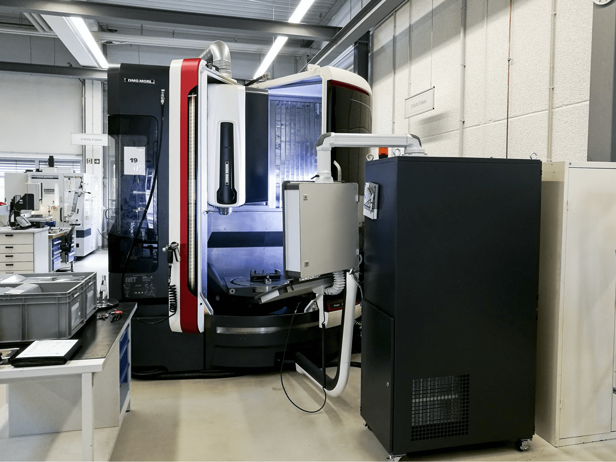 A DMG MORI LASERTEC 65 gép elölnézete