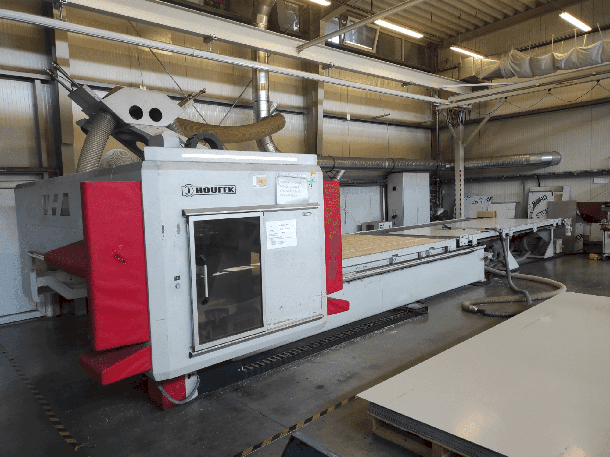 A Houfek Scorpion 422102-R3 gép elölnézete