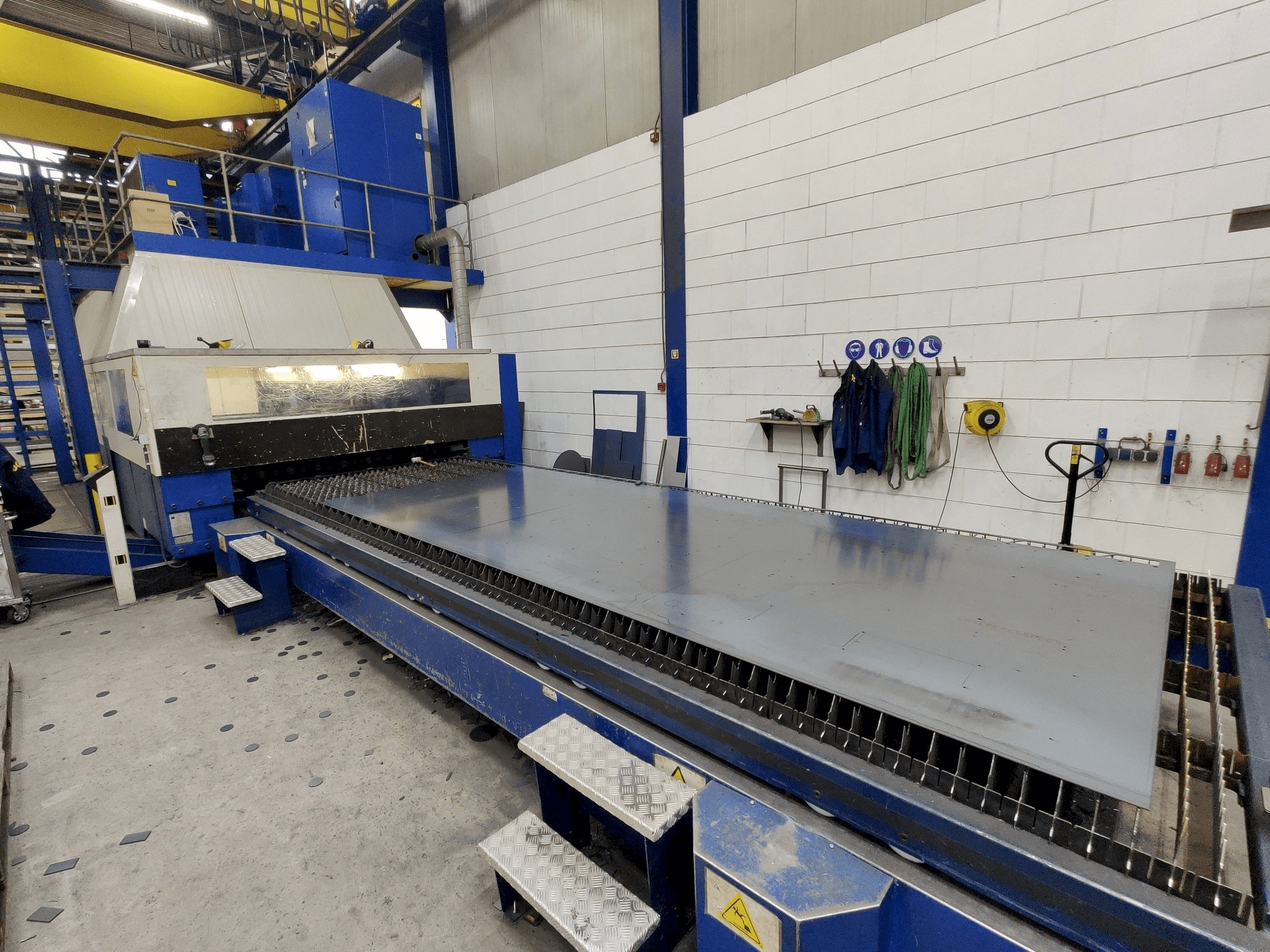 A Trumpf Trumatic L 6050 6kW CO2 gép elölnézete