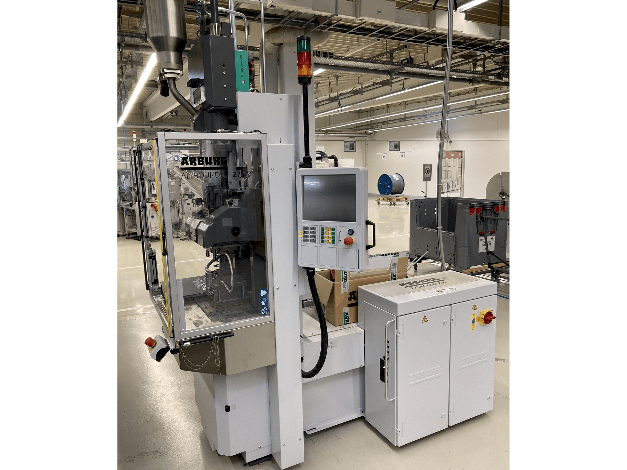 A Arburg Allrounder 275 V 250-70 gép elölnézete