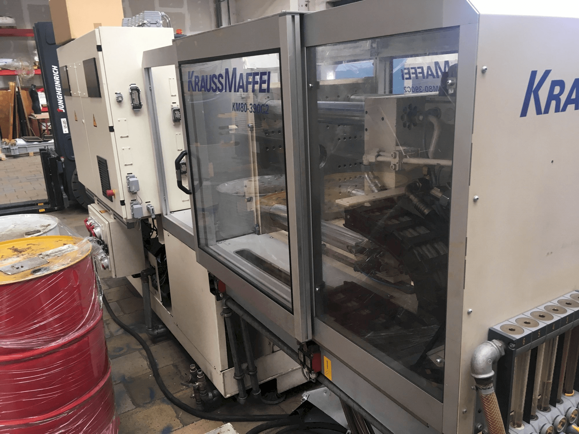 A Krauss Maffei 80/390 C2 gép jobb nézete