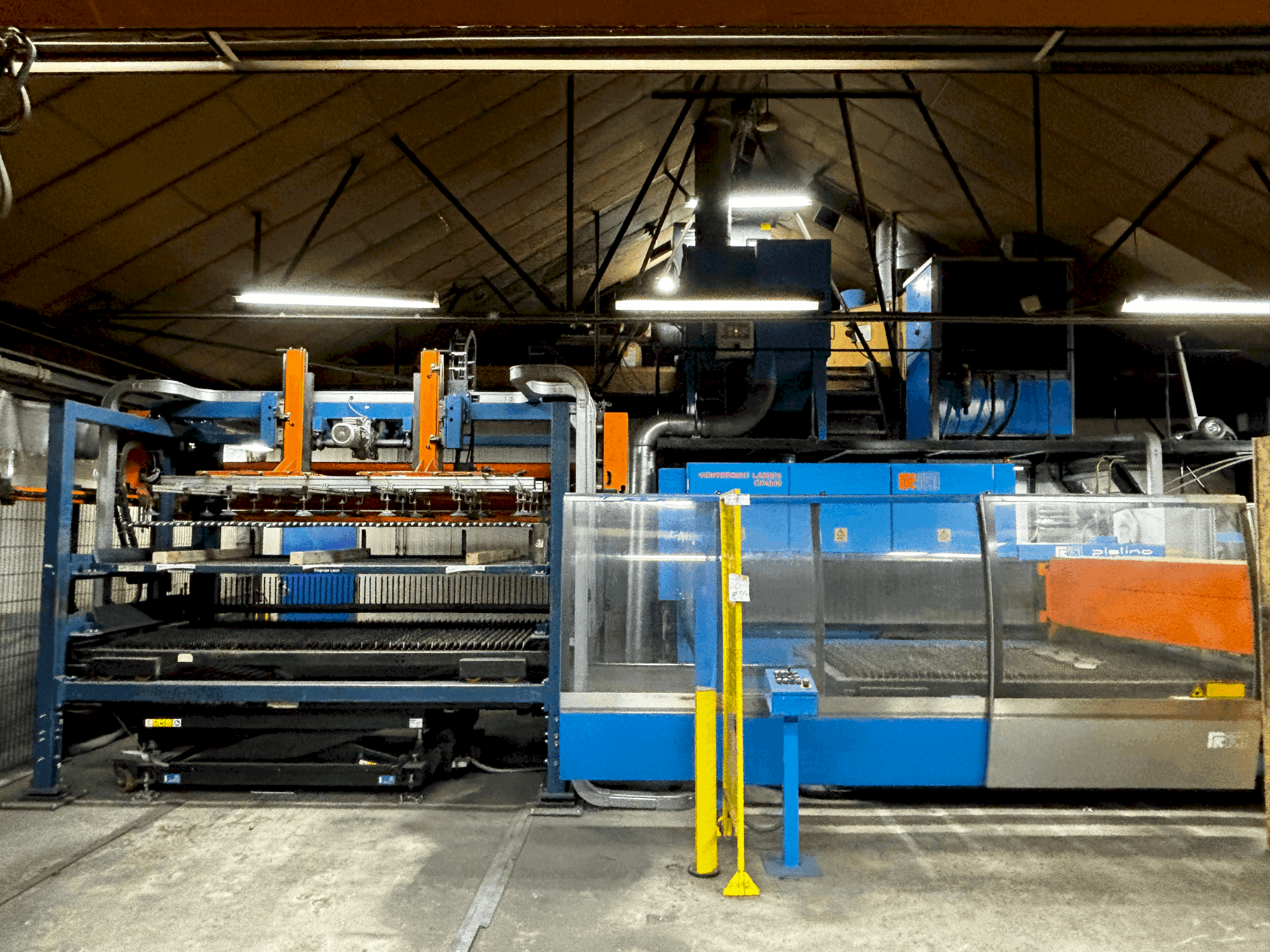 A Prima Industrie Platino 1530 gép elölnézete