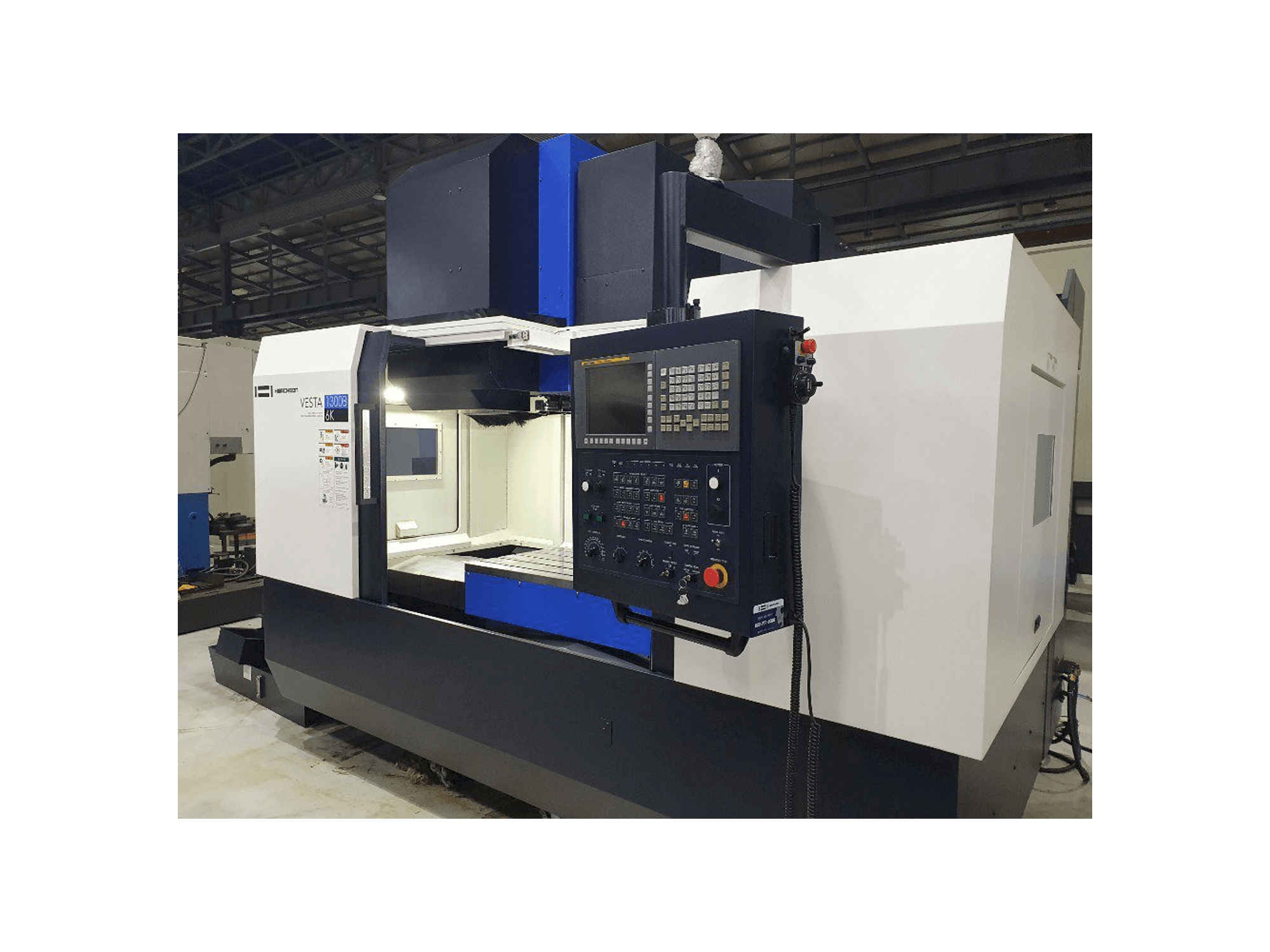 A HWACHEON VESTA-1300B gép elölnézete