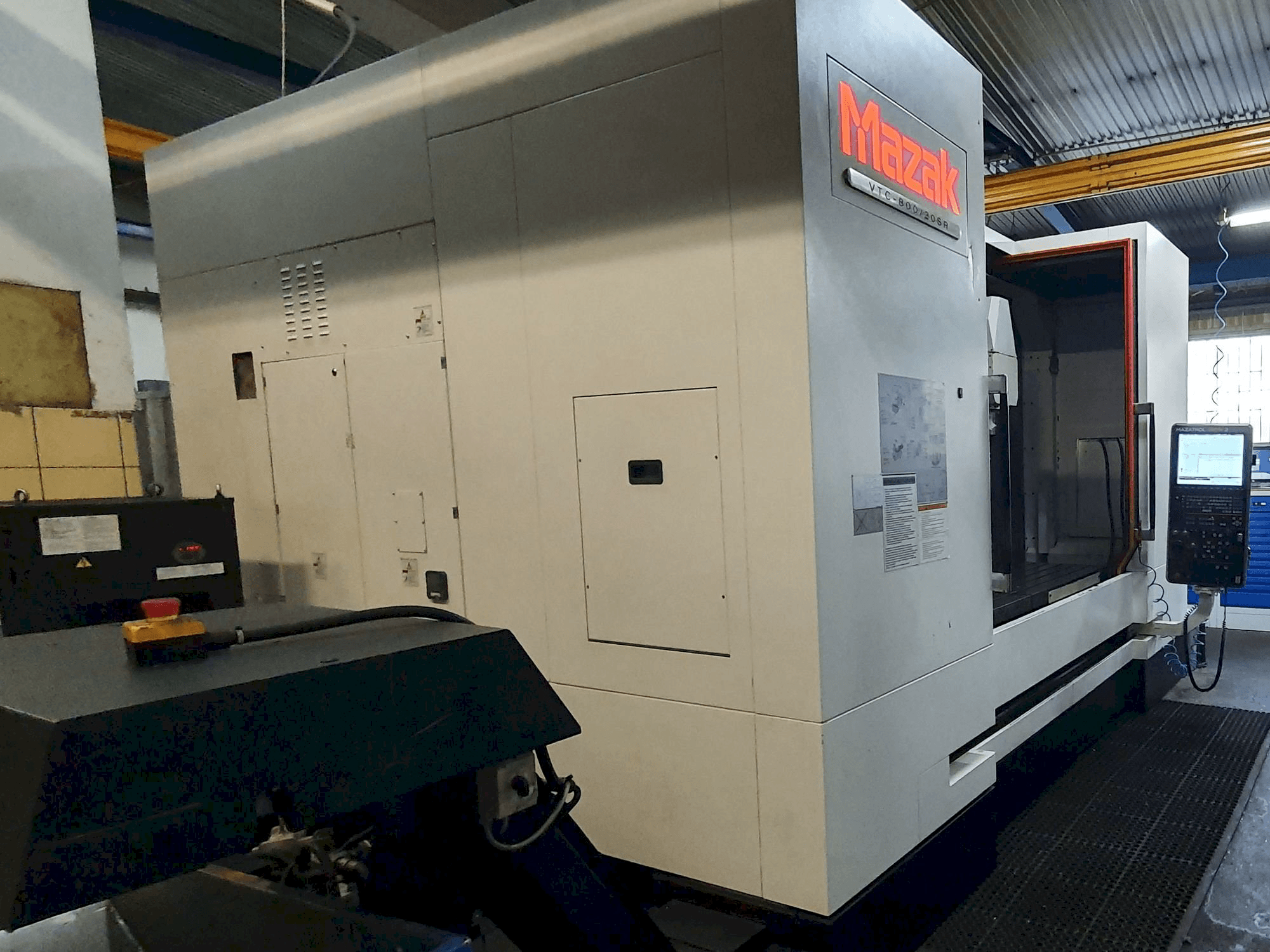 A Mazak VTC-800/20SR gép bal oldali nézete