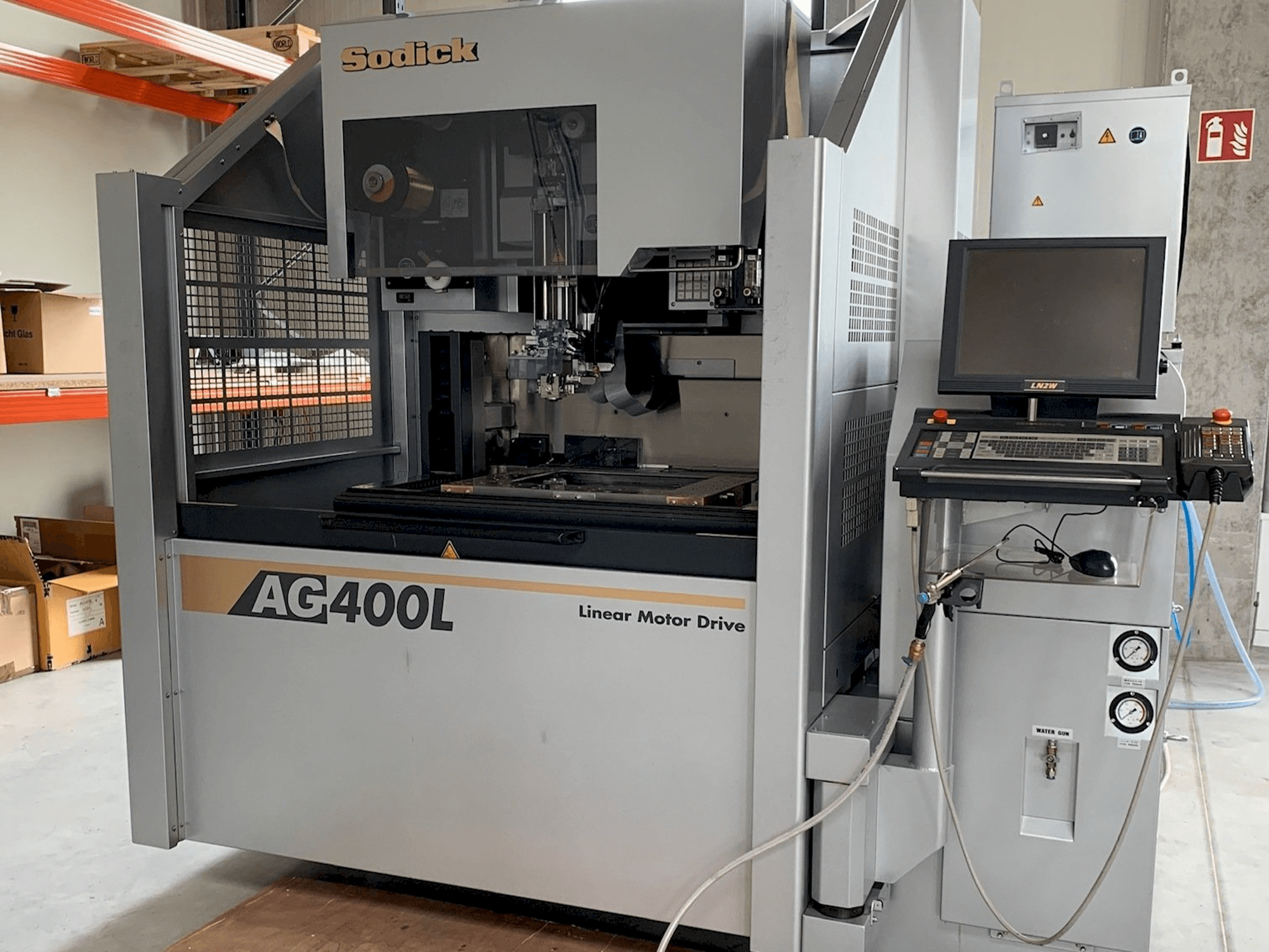 A Sodick AG400L gép elölnézete