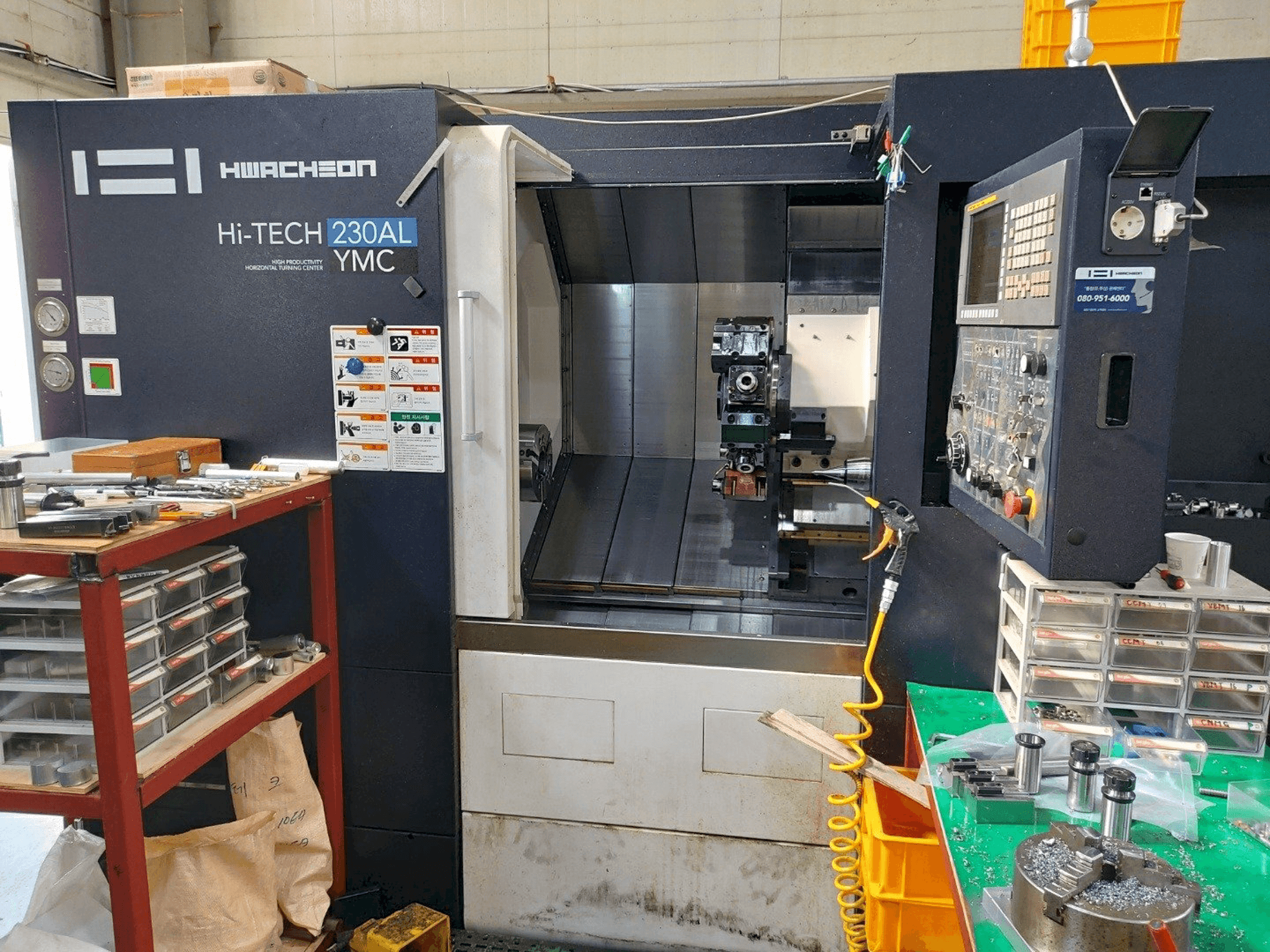 A HWACHEON Hi-TECH 230AL YMC gép elölnézete