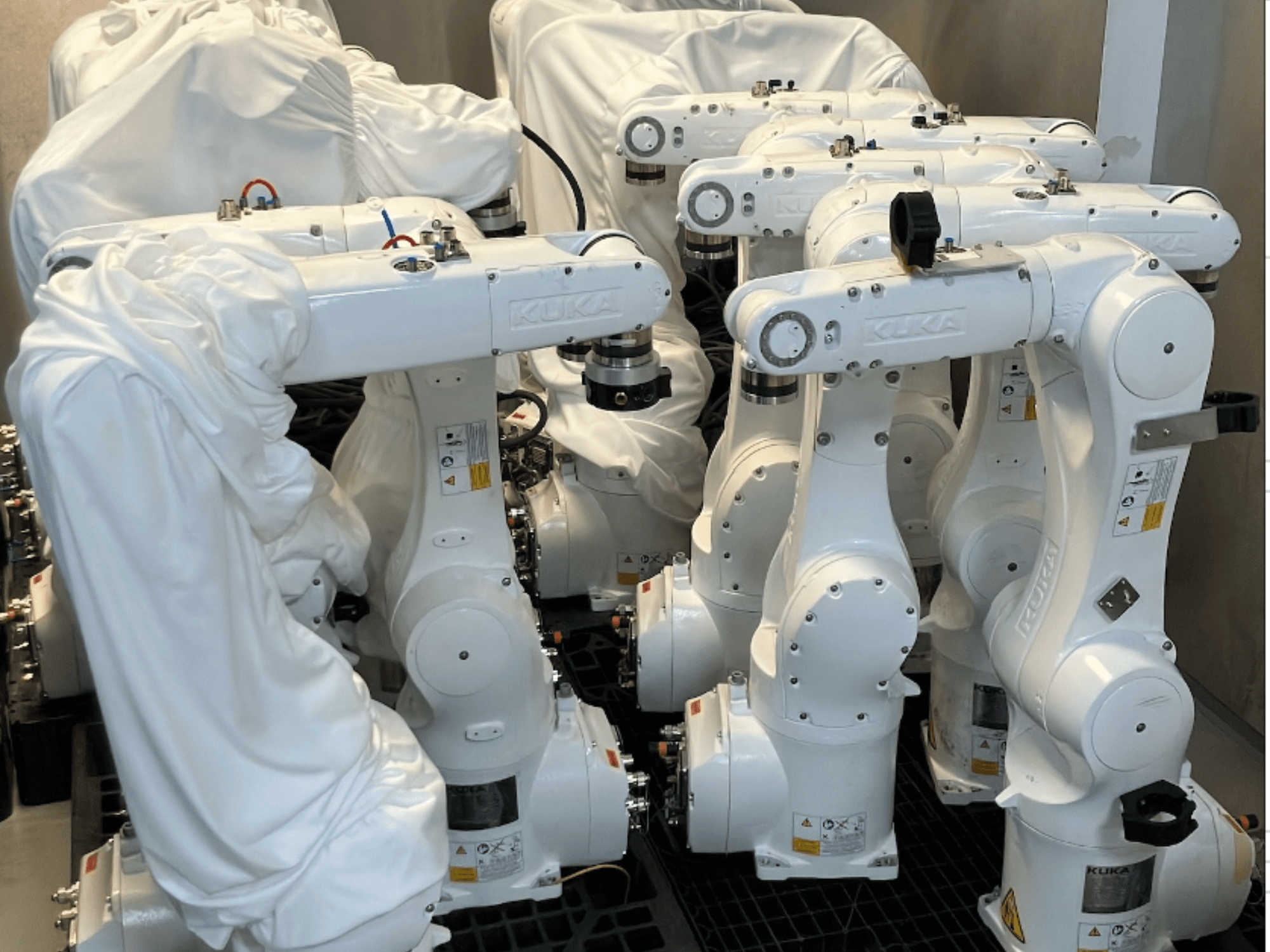 KUKA KR 10 R900-2 robotkarok részben szövetborítással, elölről nézve, a karcsú fehér dizájn és a műszaki részletek bemutatásával.