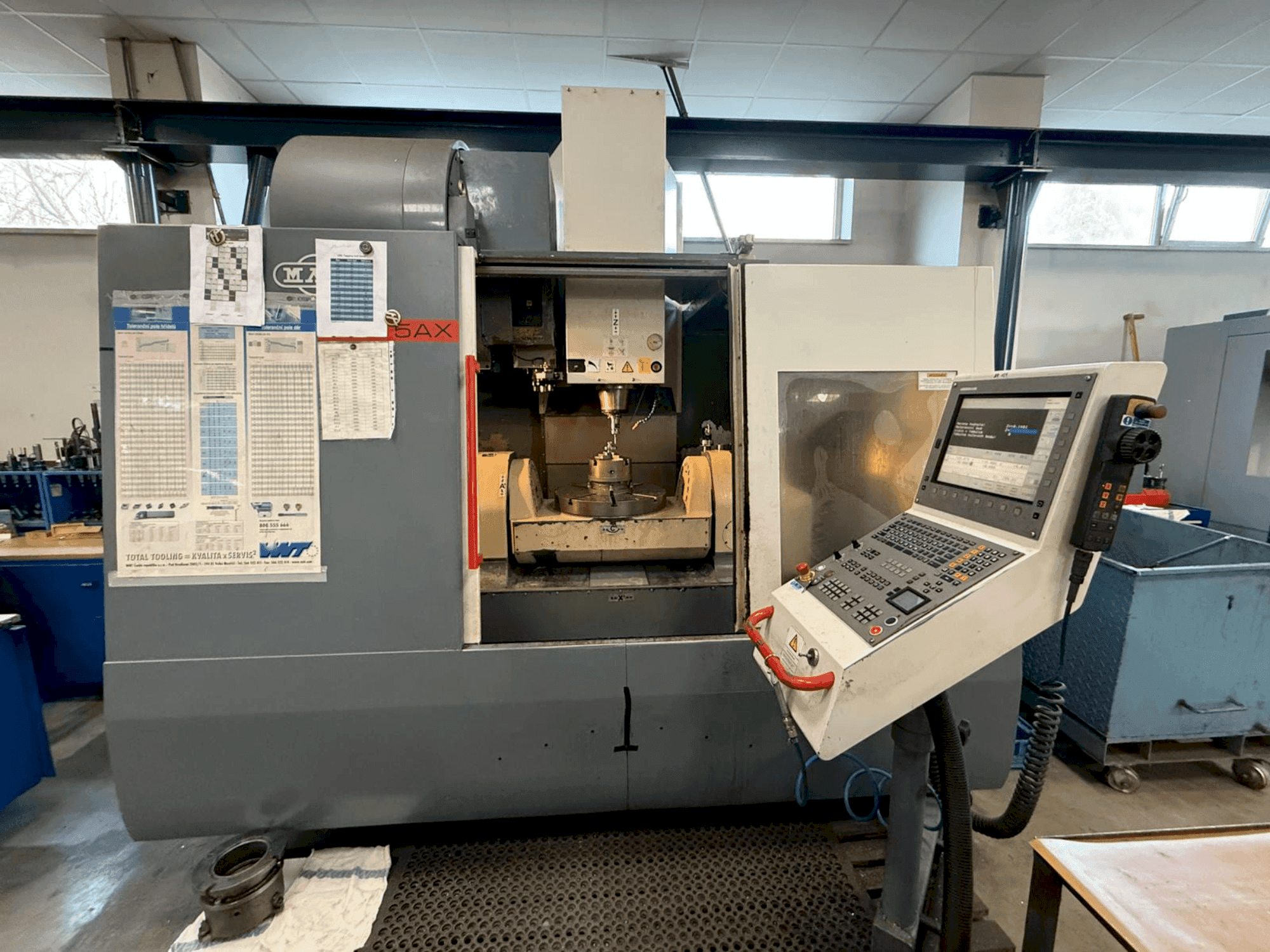 A KOVOSVIT MAS MCV 1000 Speed 5AX gép elölnézete