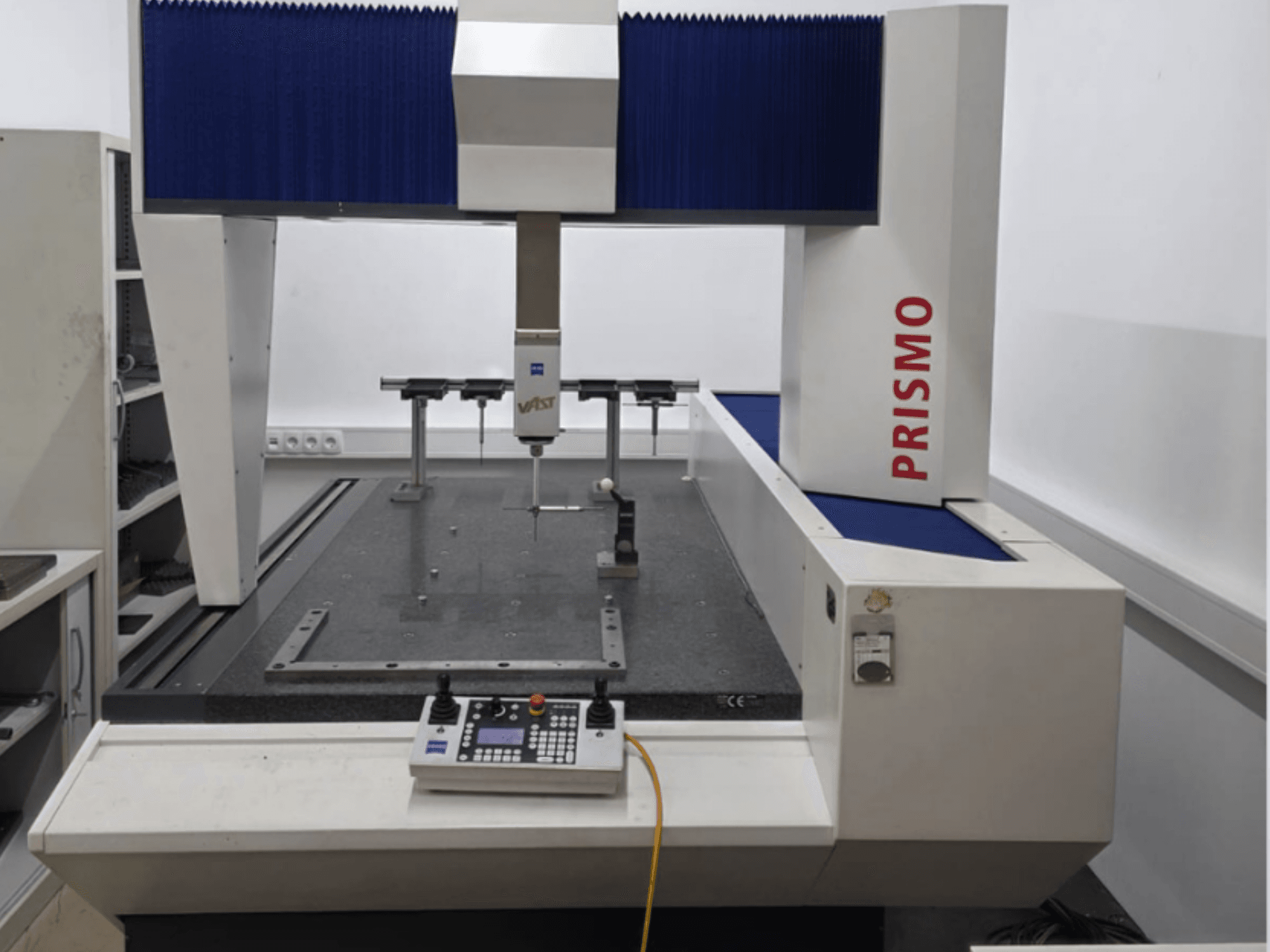 ZEISS PRISMO 700 koordináta-mérőgép elölnézetben, a szonda és a vezérlőpanel gránit alapon.