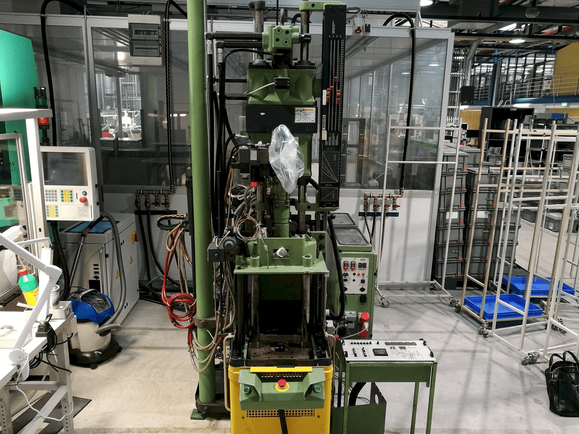 A Arburg 221-75-350 gép elölnézete