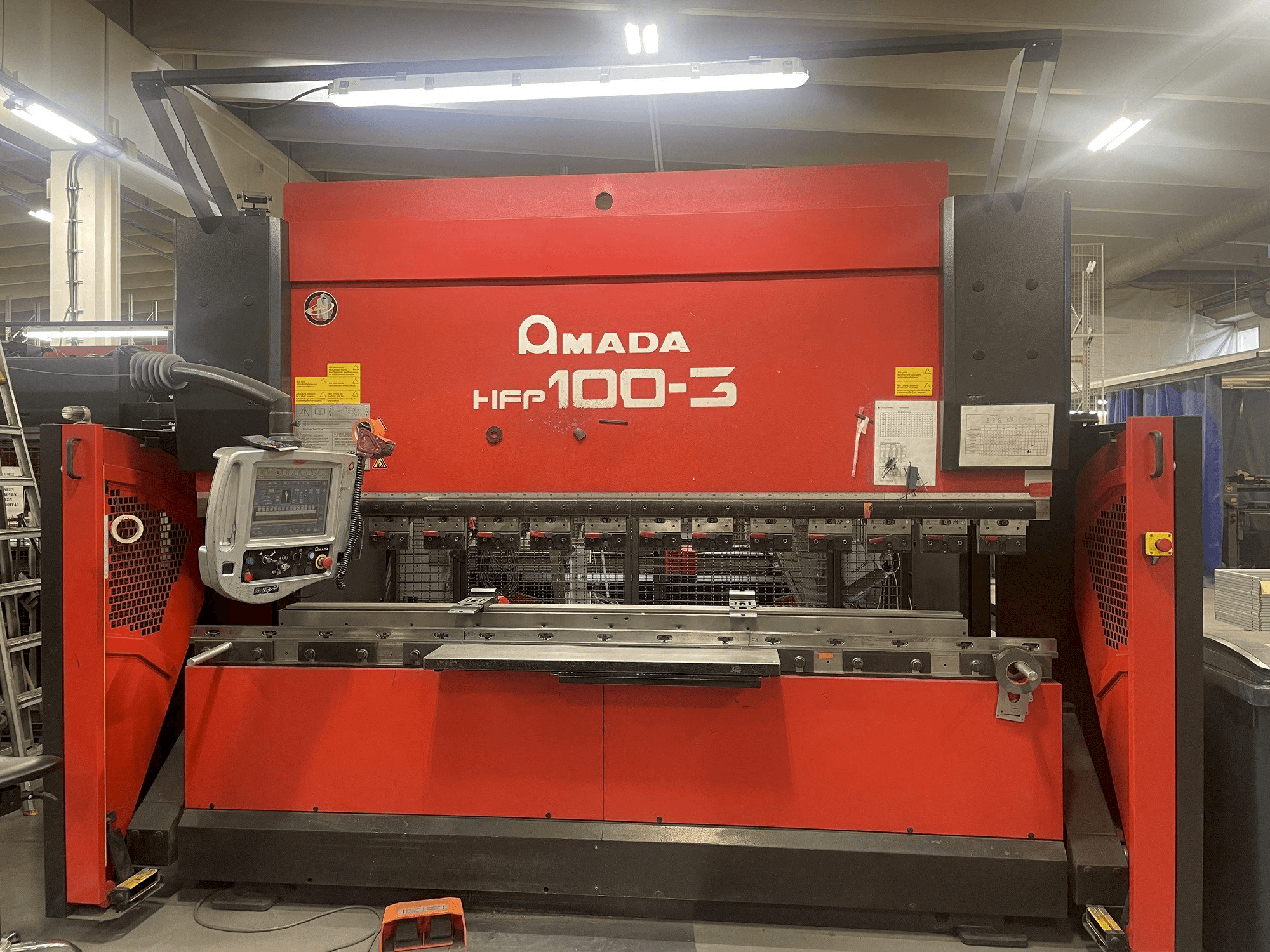 A AMADA HFP 100-3 gép elölnézete