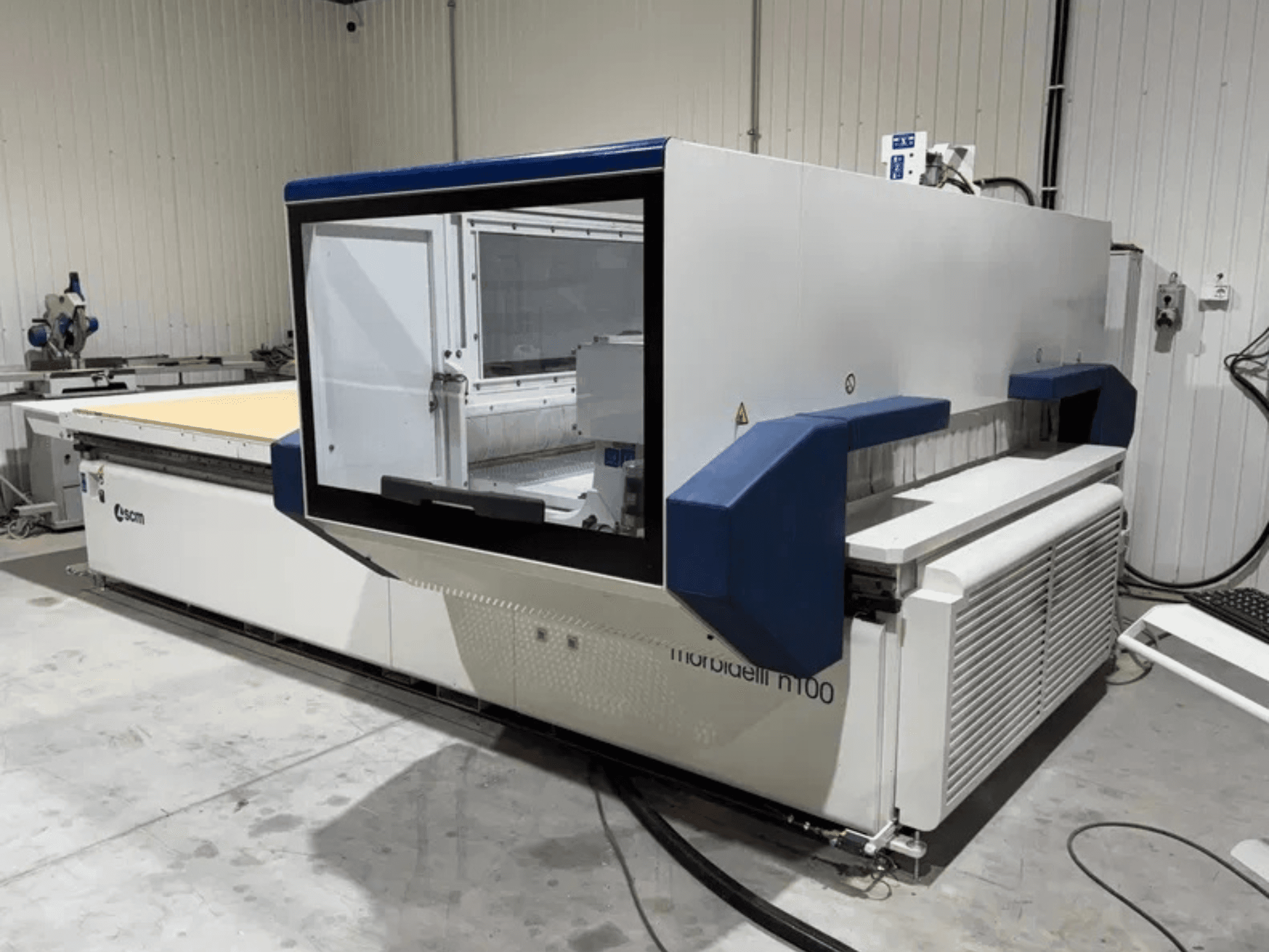 SCM Morbidelli N100 CNC megmunkáló központ, elölnézet, amelyen jól látható a nagy munkaterület és a vezérlőfelület.