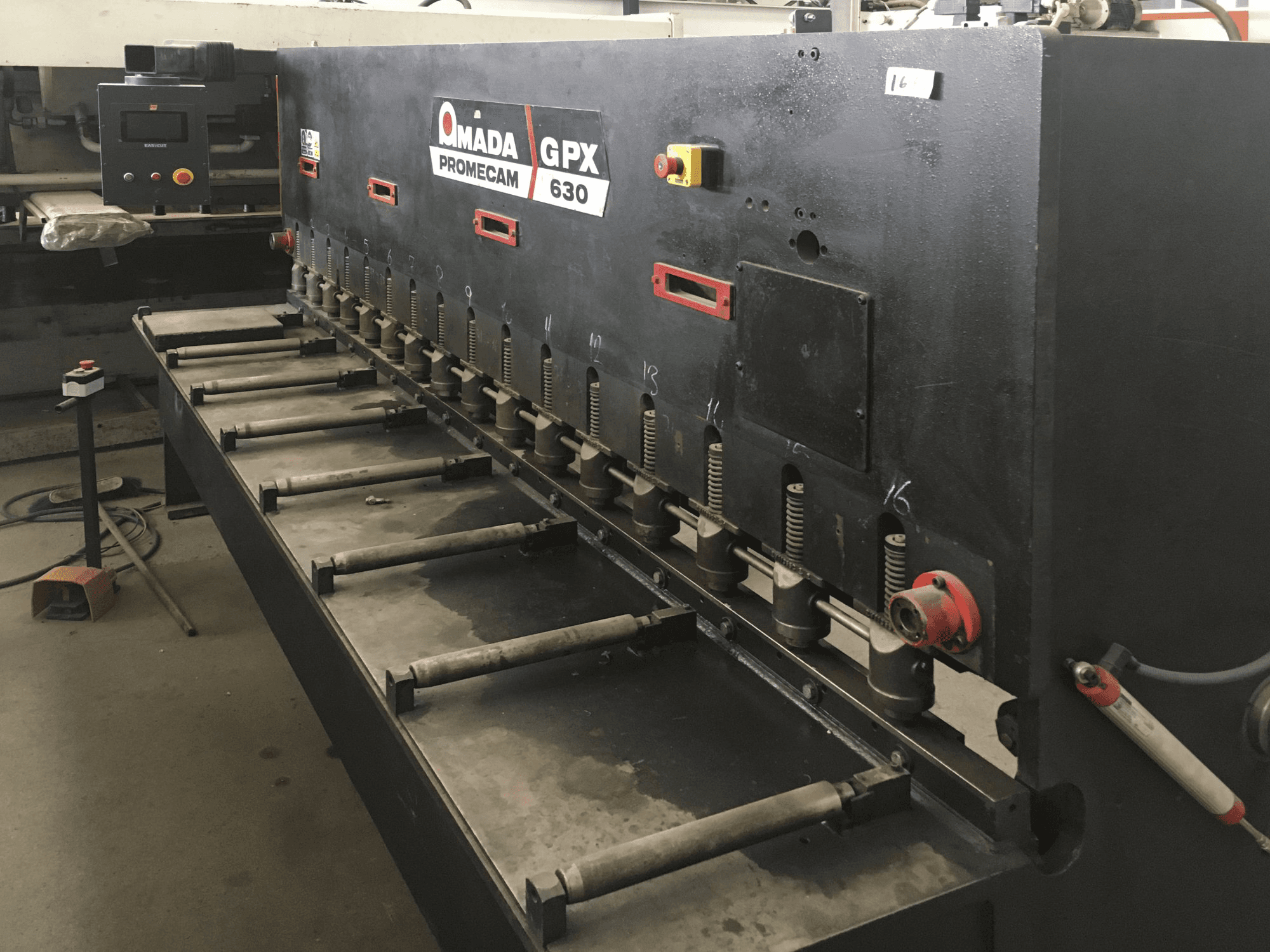 A AMADA GPX 630 gép jobb nézete