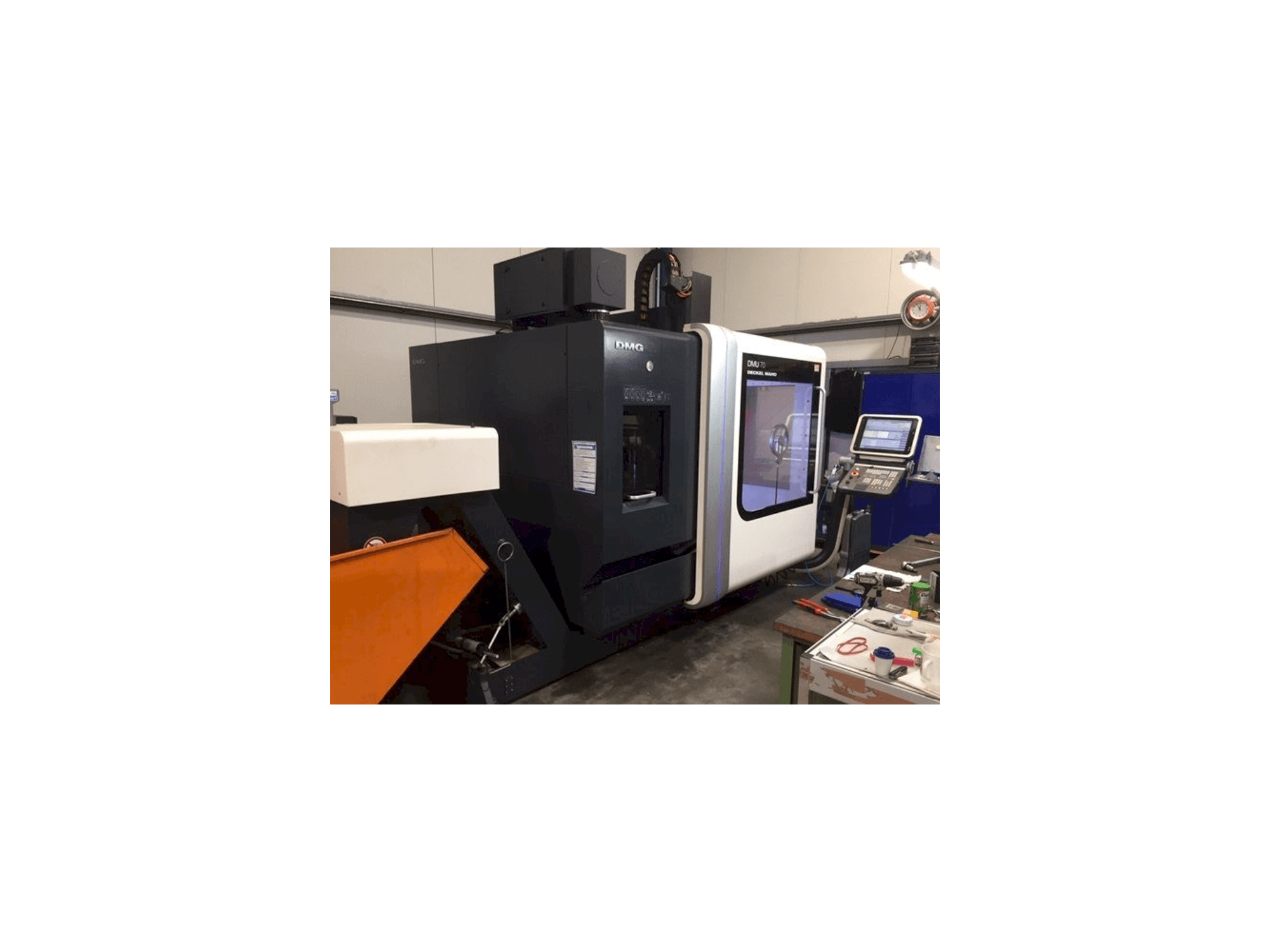 A DECKEL MAHO DMU 70 gép elölnézete