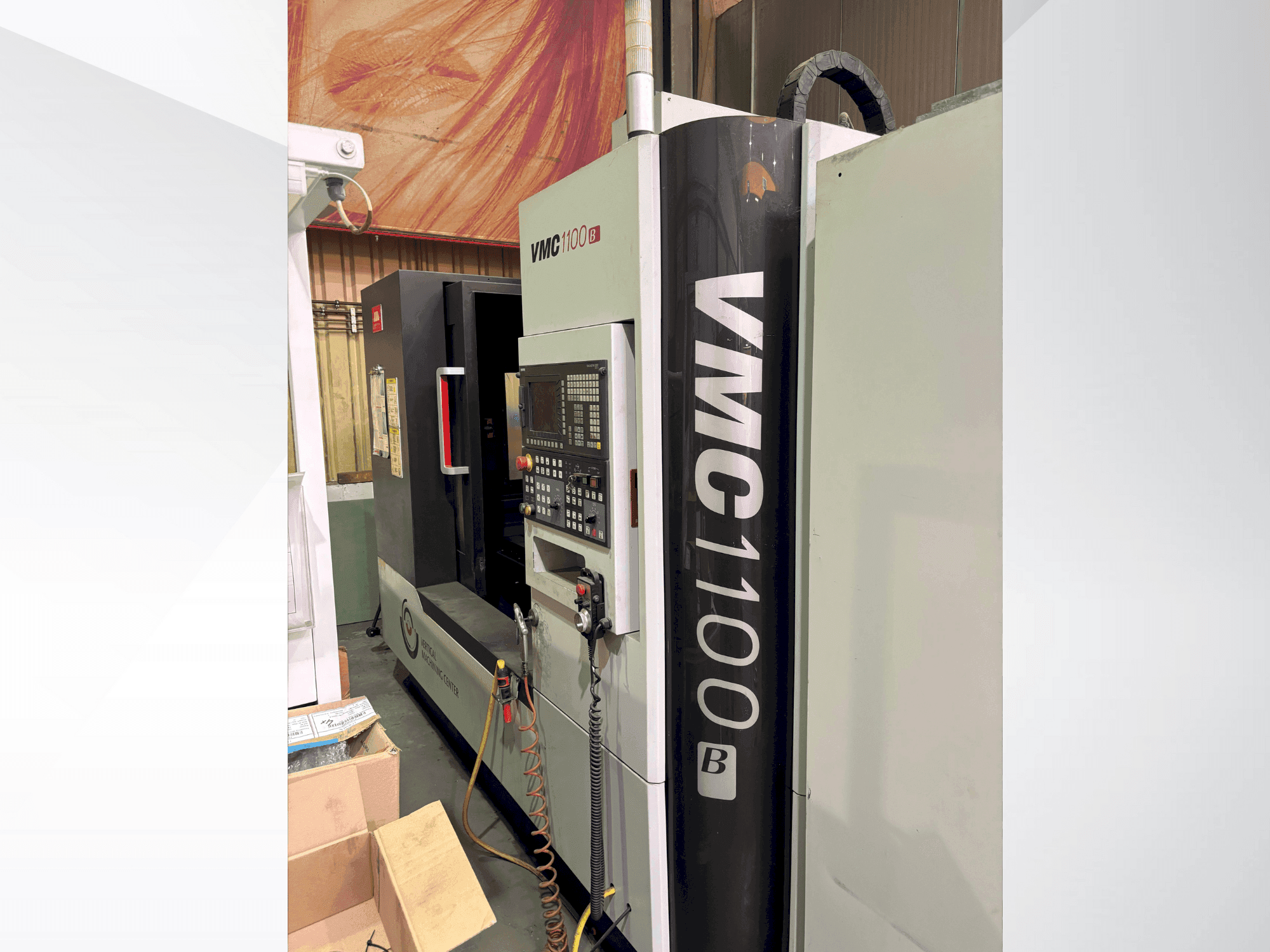 A SMTCL vmc 1100B gép elölnézete