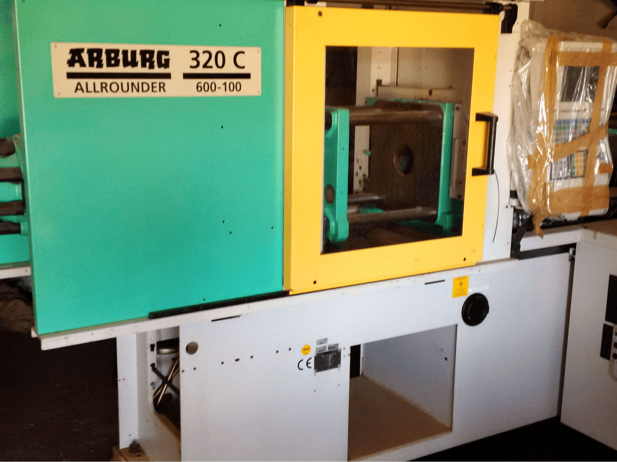 A Arburg 320C 600-100 gép elölnézete