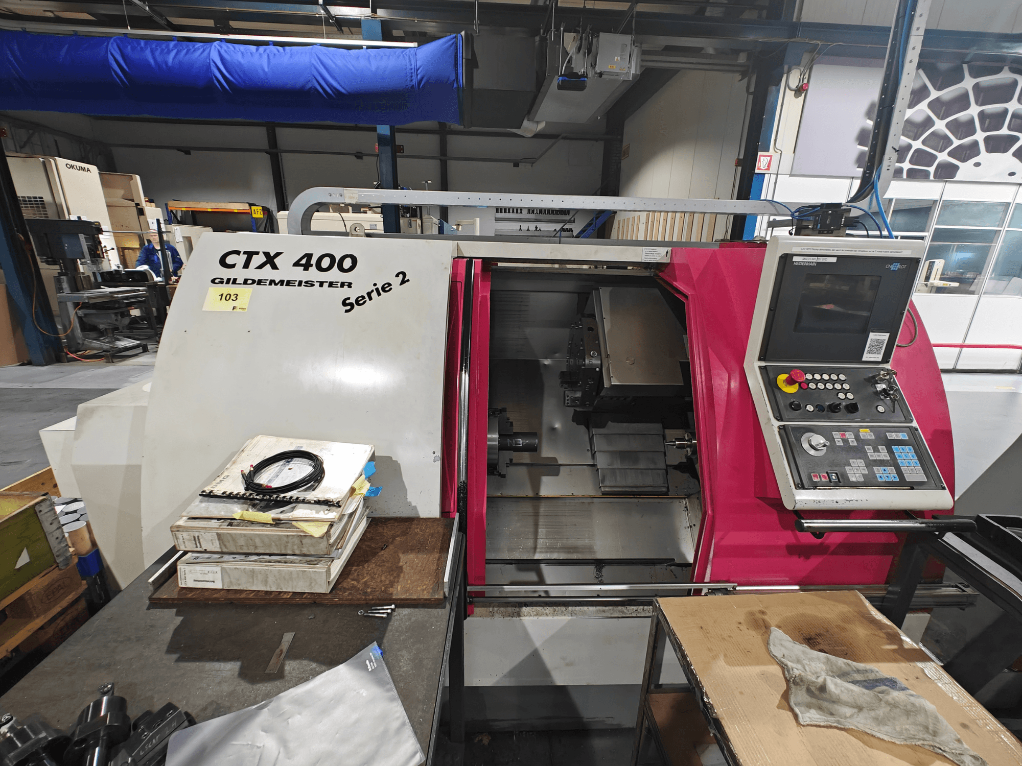 CTX 400 Gildemeister eszterga elölről, a gombokkal, kijelzővel és munkaterülettel ellátott kezelőpanellel.