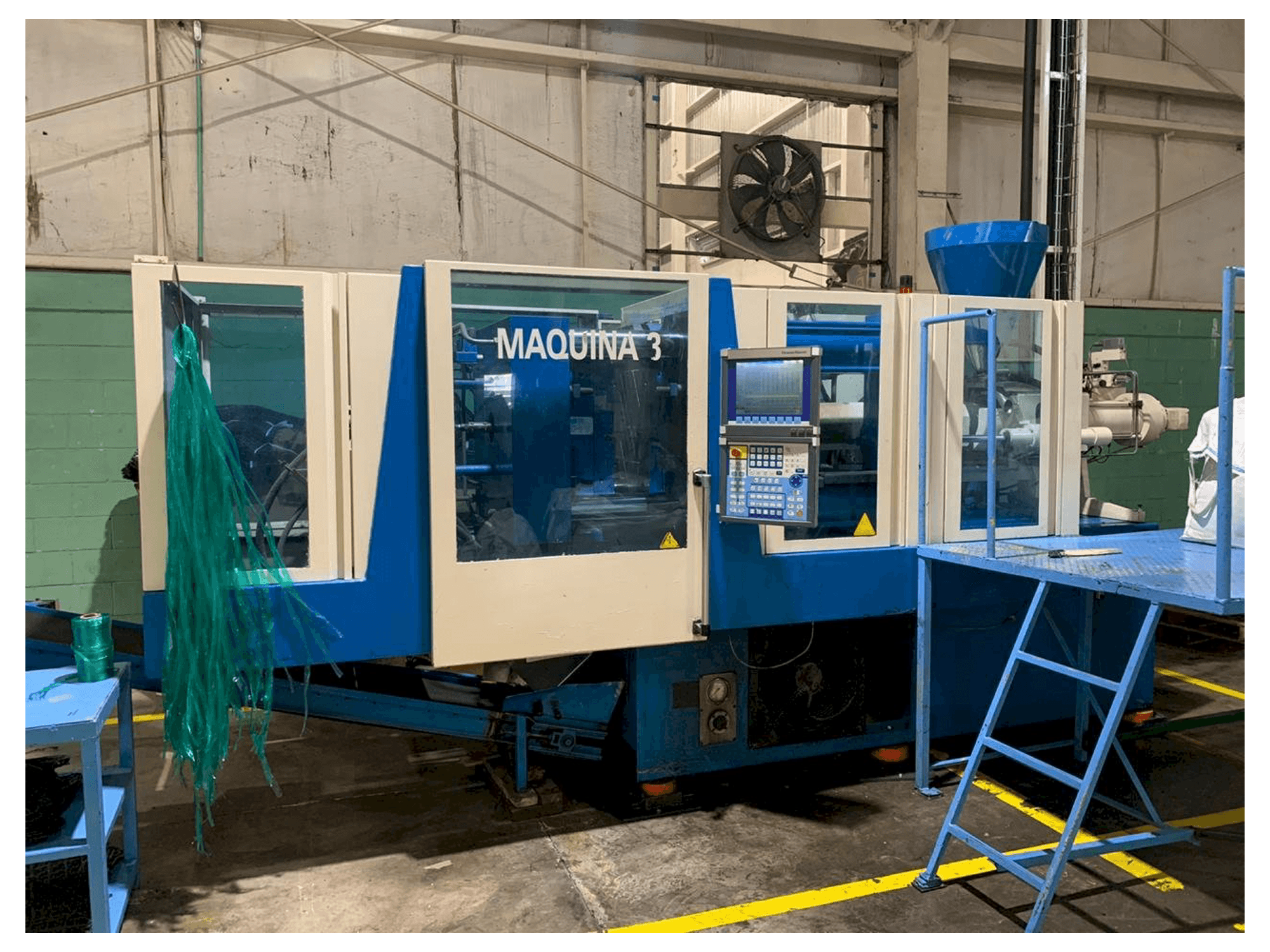 A Krauss Maffei 160/750 CX gép elölnézete