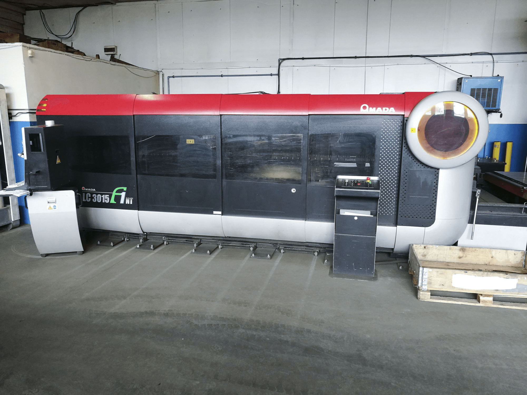 A AMADA LC3015 F1NT gép elölnézete