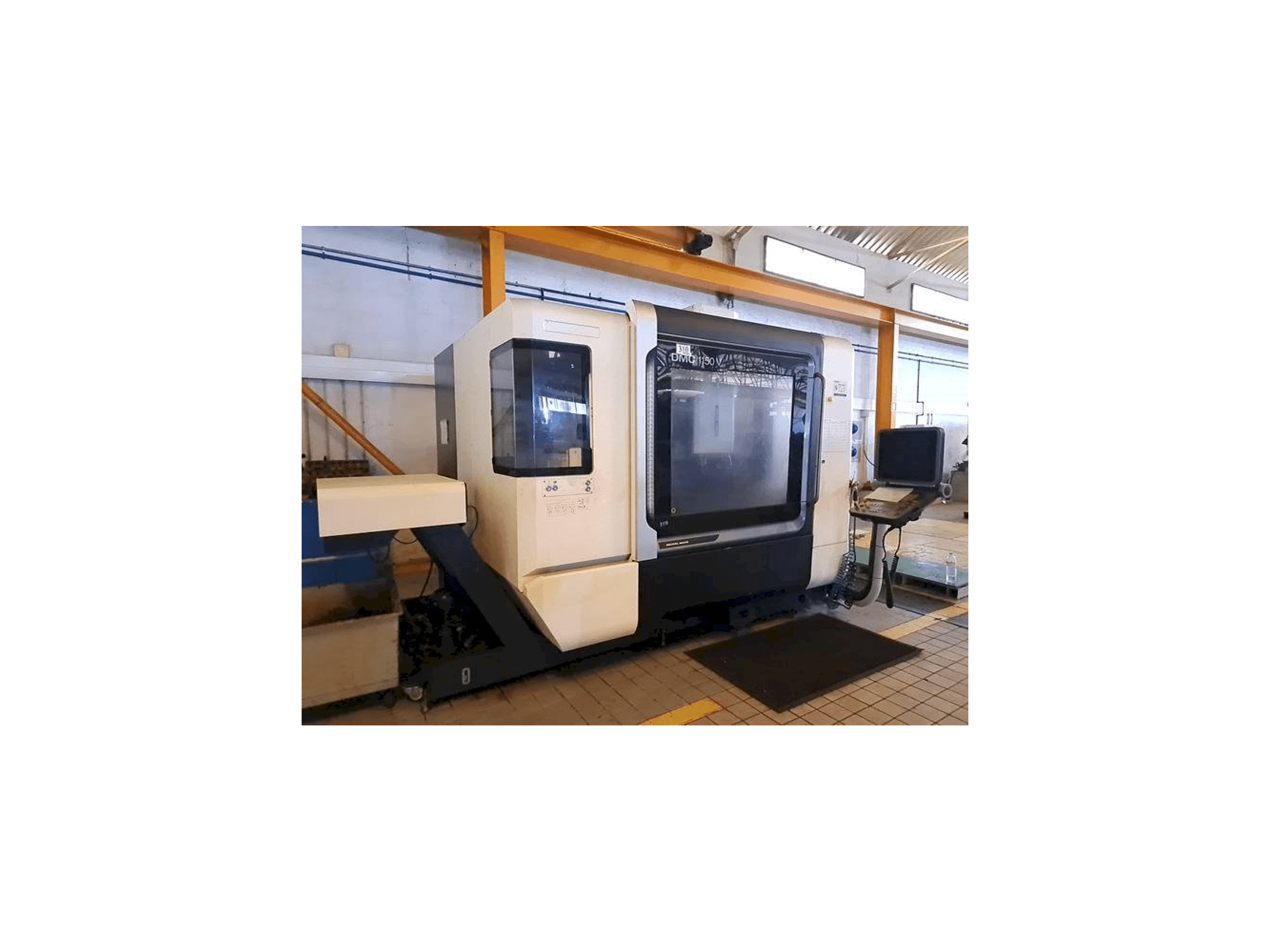 A DMG MORI DMC 1150V gép elölnézete