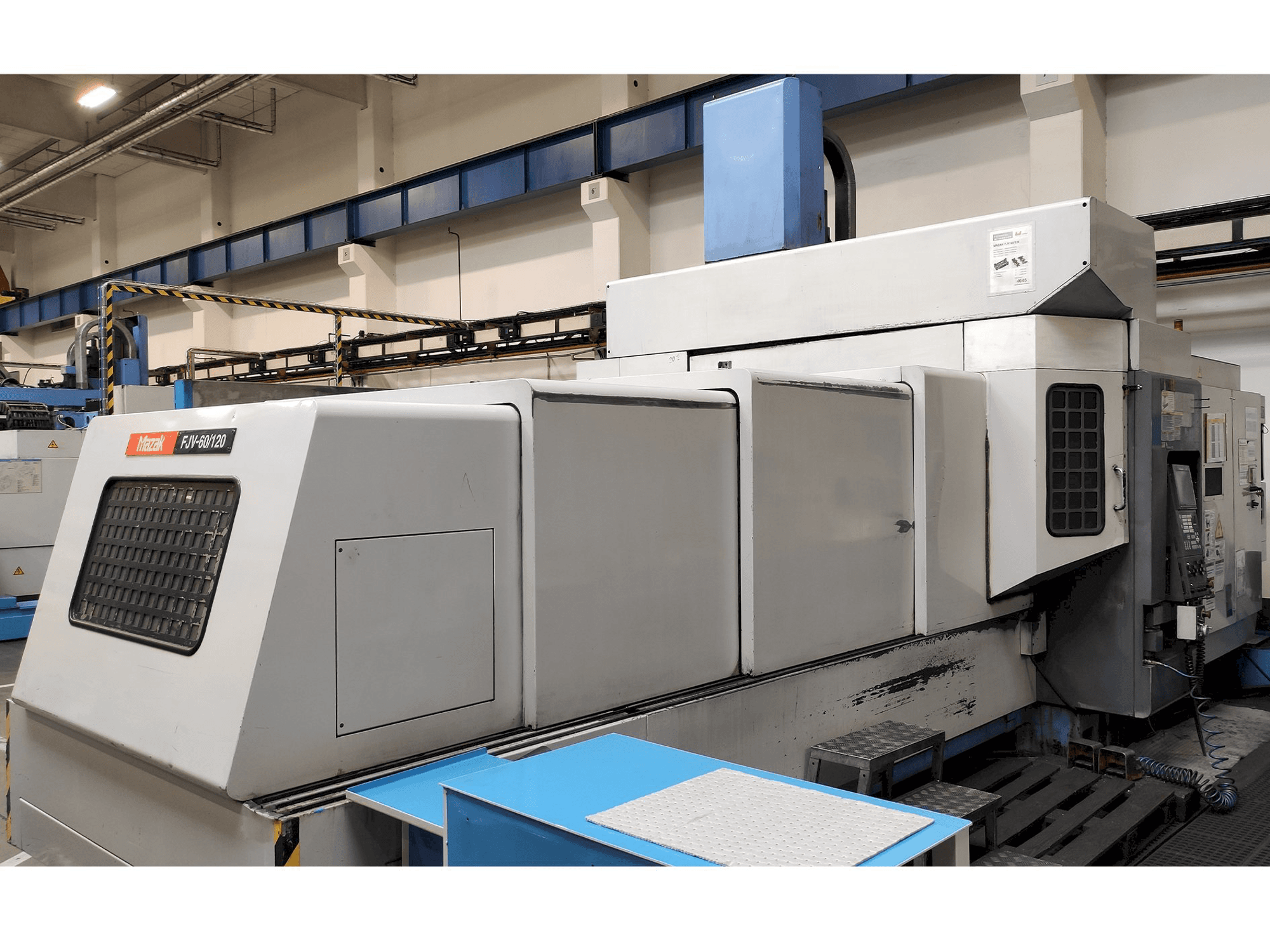 A Mazak FJV 60/120 gép elölnézete