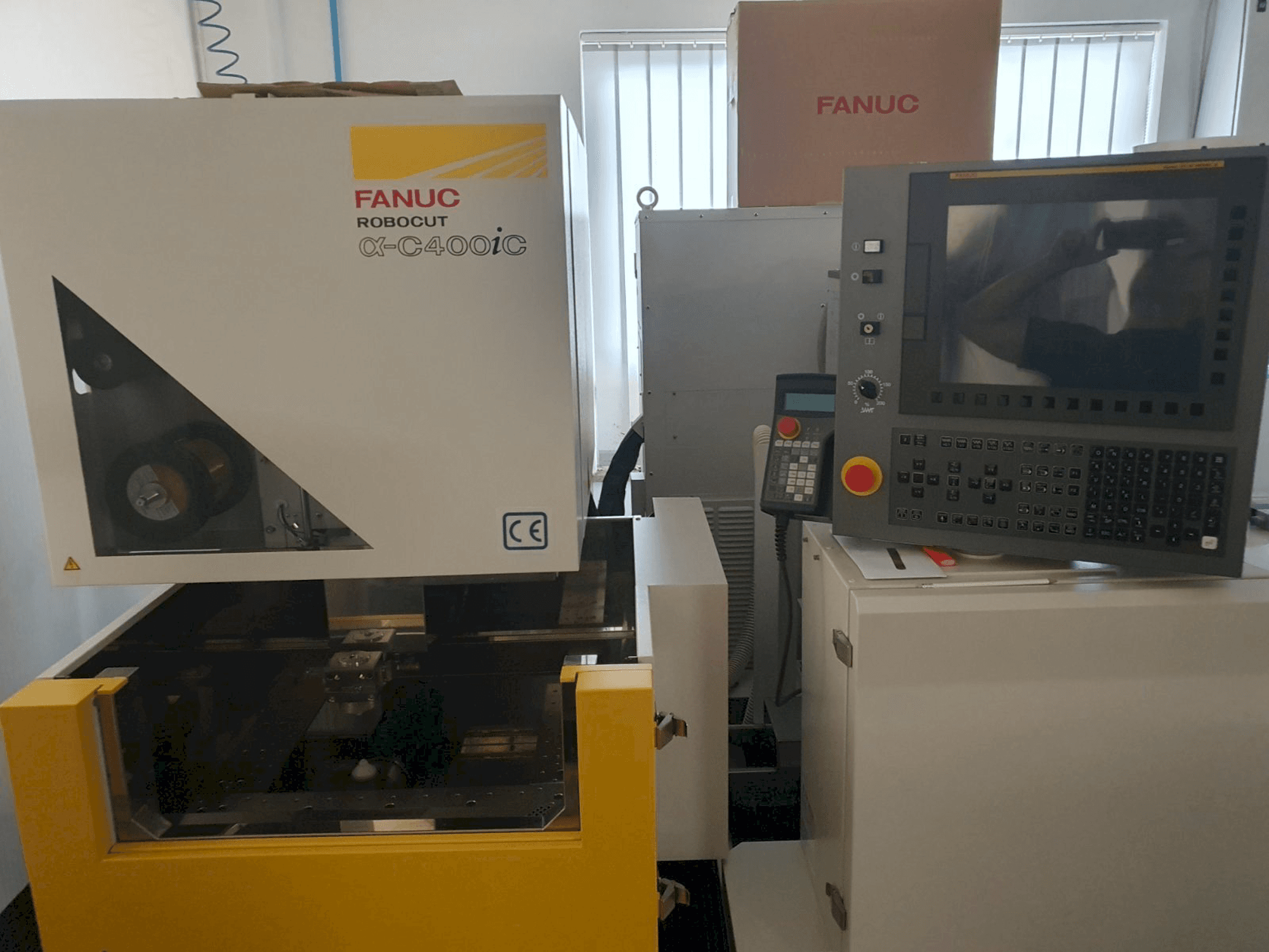 A FANUC Robocut C400iC gép elölnézete
