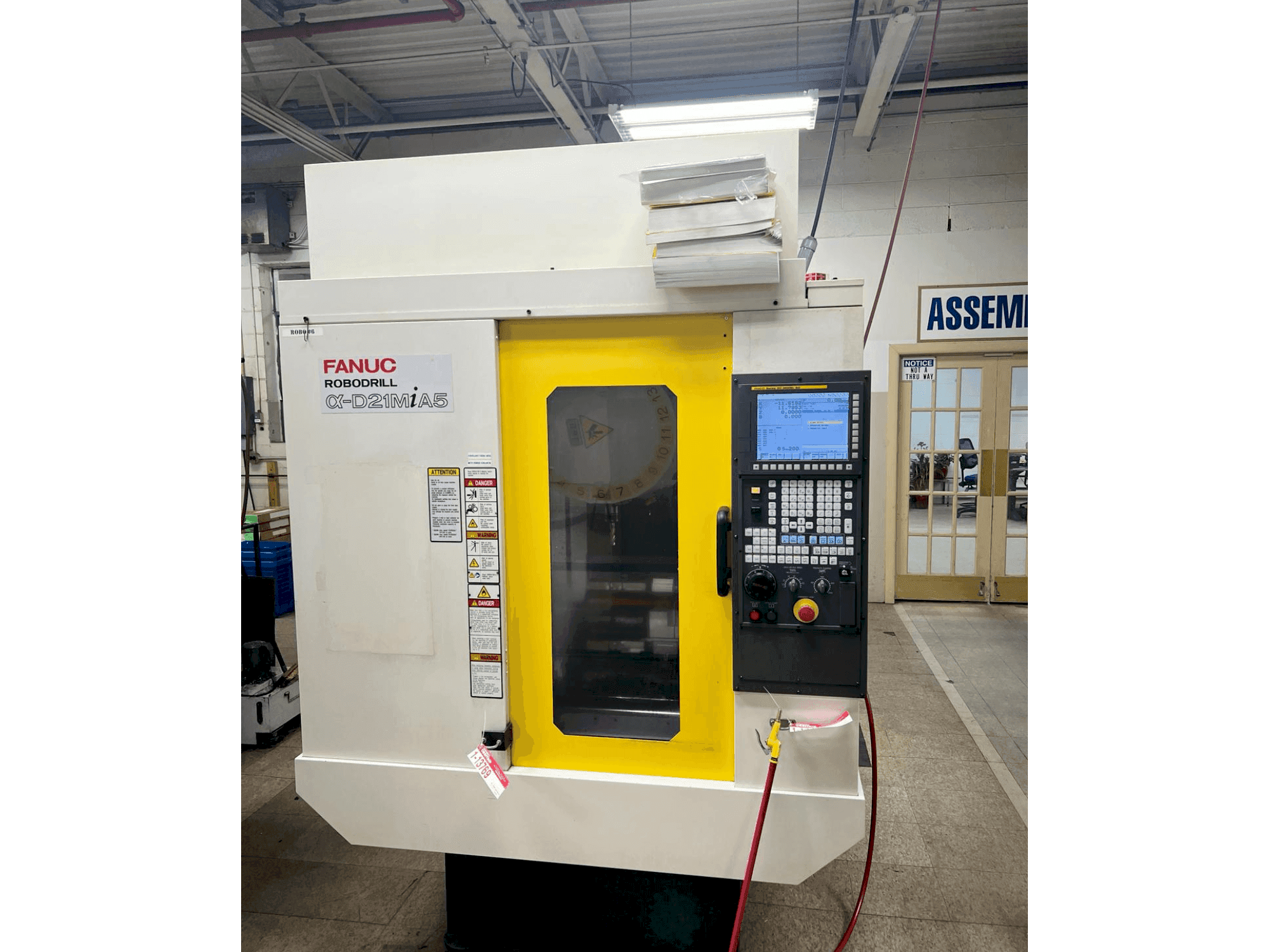 A FANUC Robodrill D21MiA5 gép elölnézete