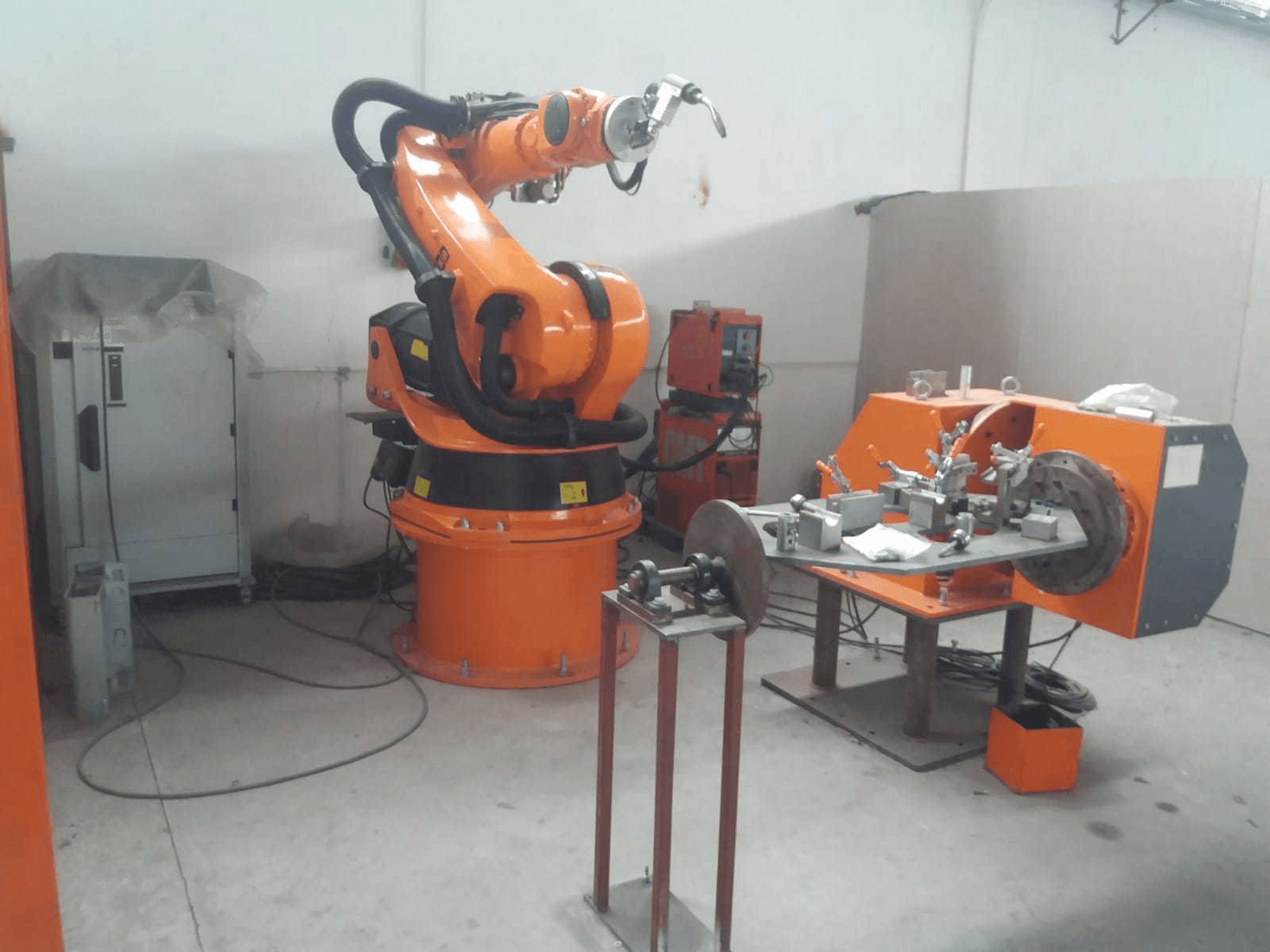 A KUKA KR200 gép elölnézete