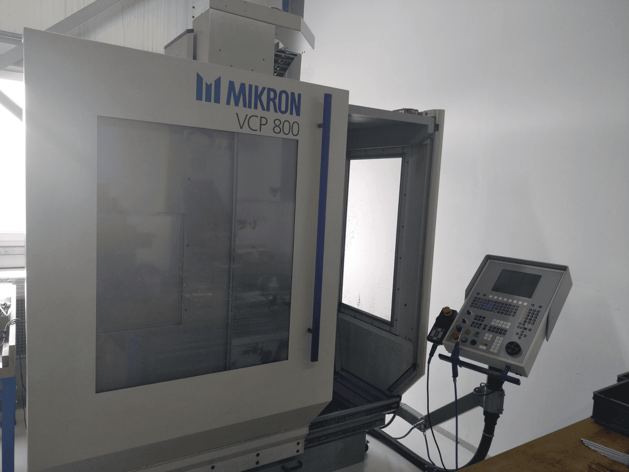 A MIKRON VCP 800 gép elölnézete