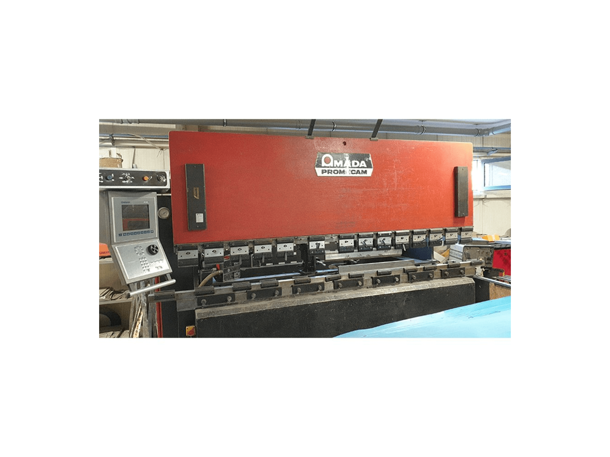 A AMADA ITPS 103 gép elölnézete