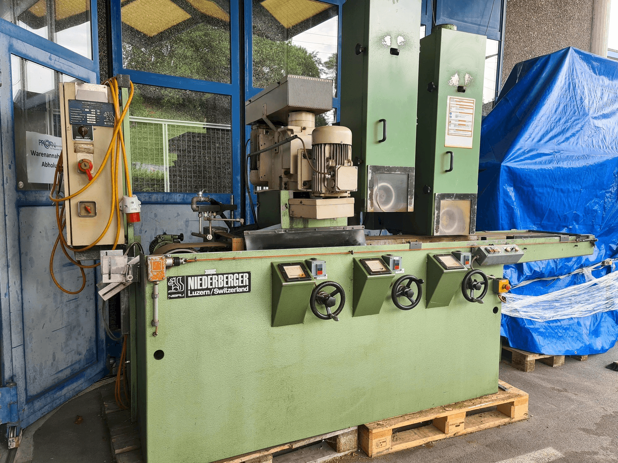 A NIEDERBERGER UV F04 F43 gép elölnézete